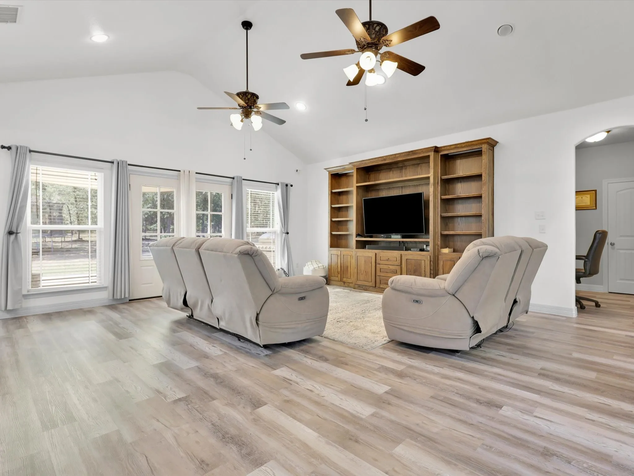 Single Family Residence For Sale in Parker County , 1255 Greg Street, Azle, Texas 76020, 4 Bedroom, 3 Bathroom, 2 Garage spaces, 3,250 Sqft, built in 2014, mls#21343166, Real Estate Agent in Azle, Homes For Sale in Parker county, Homes For Sale in Azle, Realtor in Azle Texas, Real Estate Brokerage Independent Realty Texas, Luminita Cordes Realtor