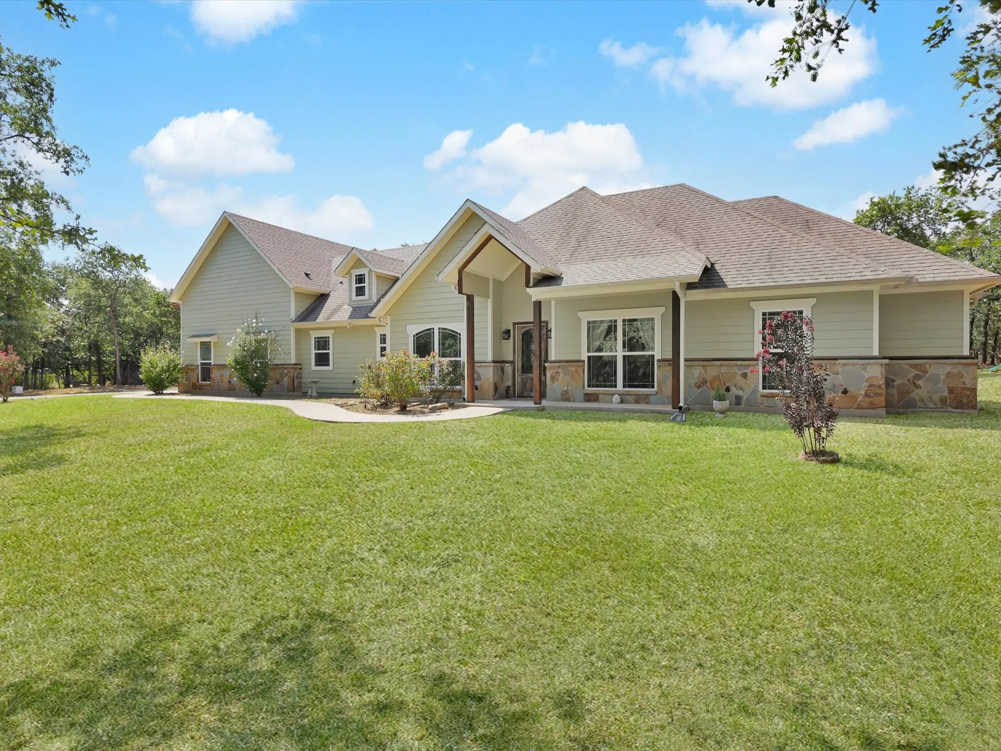 Single Family Residence For Sale in Parker County , 1255 Greg Street, Azle, Texas 76020, 4 Bedroom, 3 Bathroom, 2 Garage spaces, 3,250 Sqft, built in 2014, mls#21343166, Real Estate Agent in Azle, Homes For Sale in Parker county, Homes For Sale in Azle, Realtor in Azle Texas, Real Estate Brokerage Independent Realty Texas, Luminita Cordes Realtor