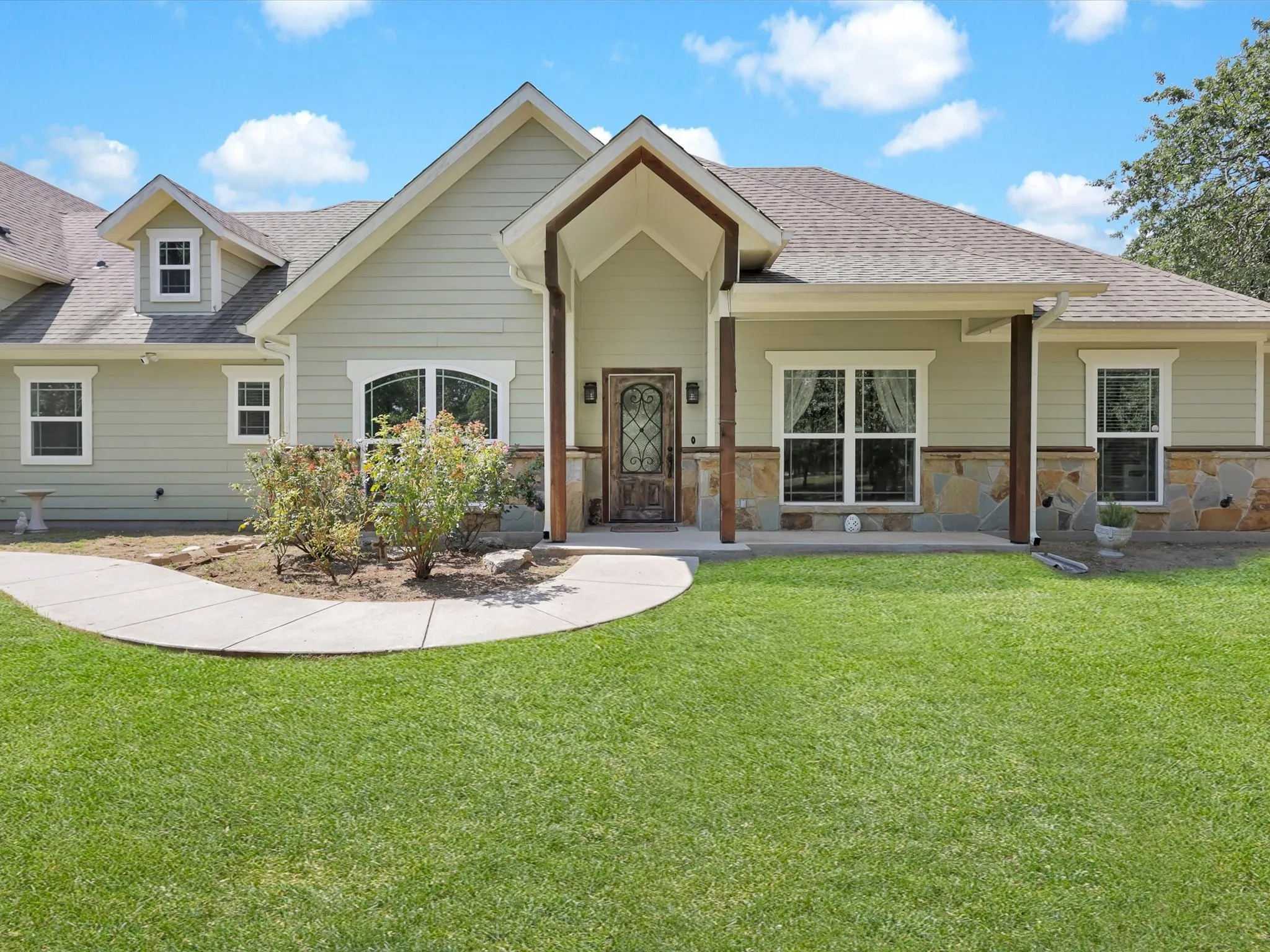 Single Family Residence For Sale in Parker County , 1255 Greg Street, Azle, Texas 76020, 4 Bedroom, 3 Bathroom, 2 Garage spaces, 3,250 Sqft, built in 2014, mls#21343166, Real Estate Agent in Azle, Homes For Sale in Parker county, Homes For Sale in Azle, Realtor in Azle Texas, Real Estate Brokerage Independent Realty Texas, Luminita Cordes Realtor