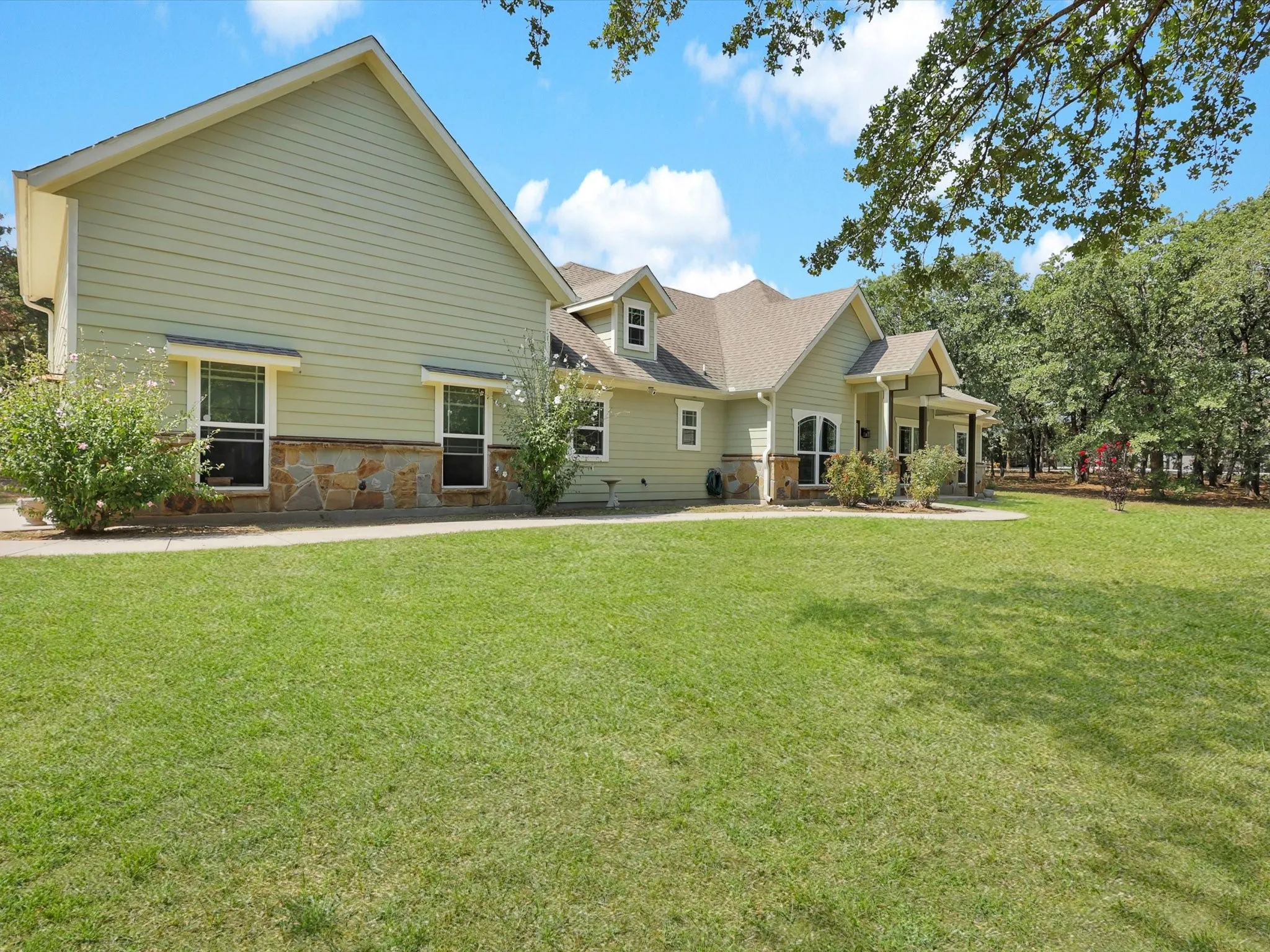 Single Family Residence For Sale in Parker County , 1255 Greg Street, Azle, Texas 76020, 4 Bedroom, 3 Bathroom, 2 Garage spaces, 3,250 Sqft, built in 2014, mls#21343166, Real Estate Agent in Azle, Homes For Sale in Parker county, Homes For Sale in Azle, Realtor in Azle Texas, Real Estate Brokerage Independent Realty Texas, Luminita Cordes Realtor