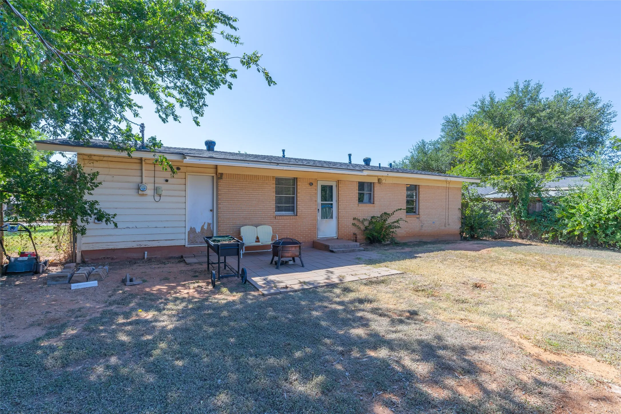 Single Family Residence For Sale in Taylor County , 2618 Rountree Drive, Abilene, Texas 79601, 2 Bedroom, 1 Bathroom, 1 Garage spaces, 988 Sqft, built in 1958, mls#21342937, Real Estate Agent in Abilene, Homes For Sale in Taylor county, Homes For Sale in Abilene, Realtor in Abilene Texas, Real Estate Brokerage Independent Realty Texas, Luminita Cordes Realtor