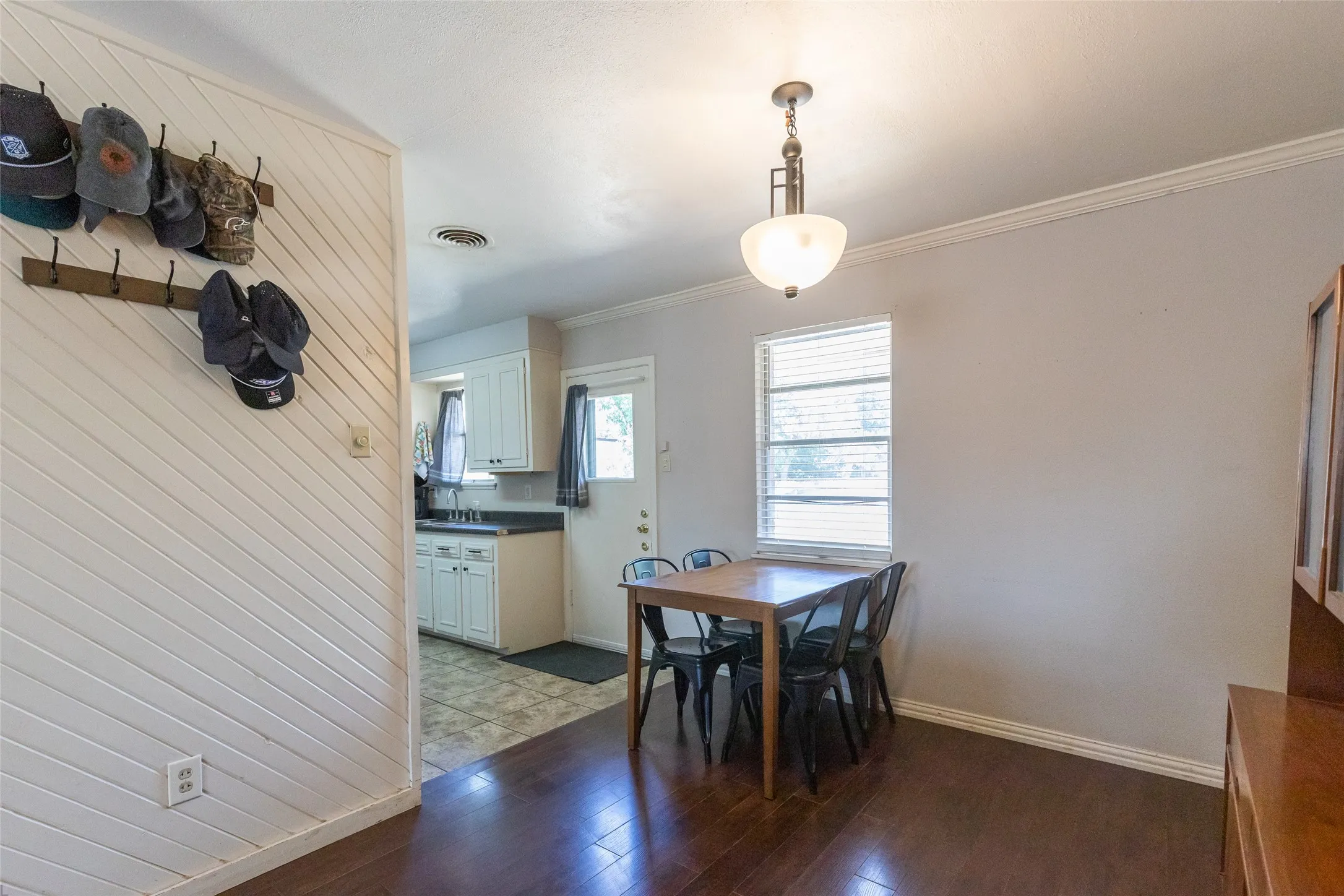 Single Family Residence For Sale in Taylor County , 2618 Rountree Drive, Abilene, Texas 79601, 2 Bedroom, 1 Bathroom, 1 Garage spaces, 988 Sqft, built in 1958, mls#21342937, Real Estate Agent in Abilene, Homes For Sale in Taylor county, Homes For Sale in Abilene, Realtor in Abilene Texas, Real Estate Brokerage Independent Realty Texas, Luminita Cordes Realtor