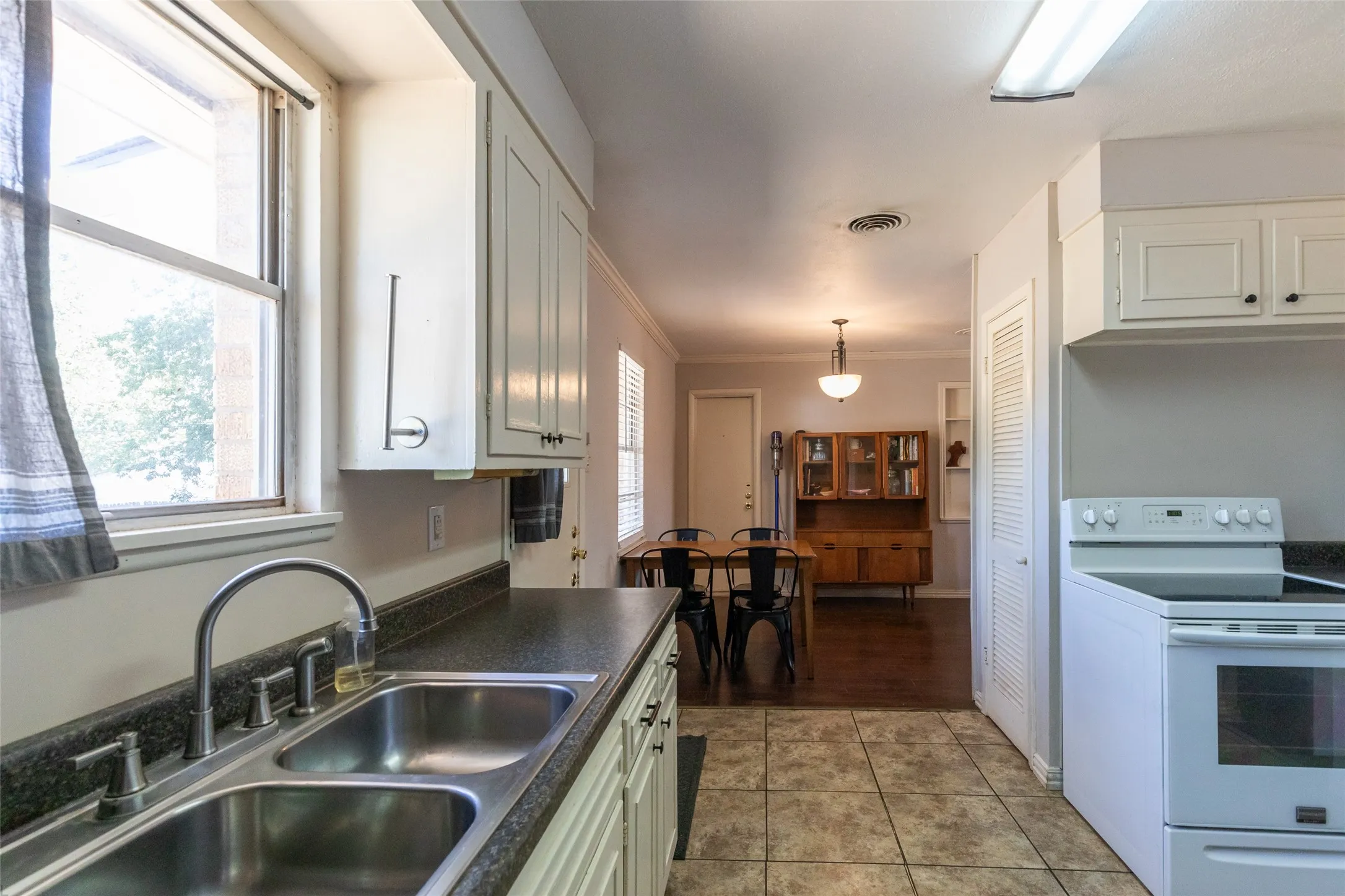 Single Family Residence For Sale in Taylor County , 2618 Rountree Drive, Abilene, Texas 79601, 2 Bedroom, 1 Bathroom, 1 Garage spaces, 988 Sqft, built in 1958, mls#21342937, Real Estate Agent in Abilene, Homes For Sale in Taylor county, Homes For Sale in Abilene, Realtor in Abilene Texas, Real Estate Brokerage Independent Realty Texas, Luminita Cordes Realtor