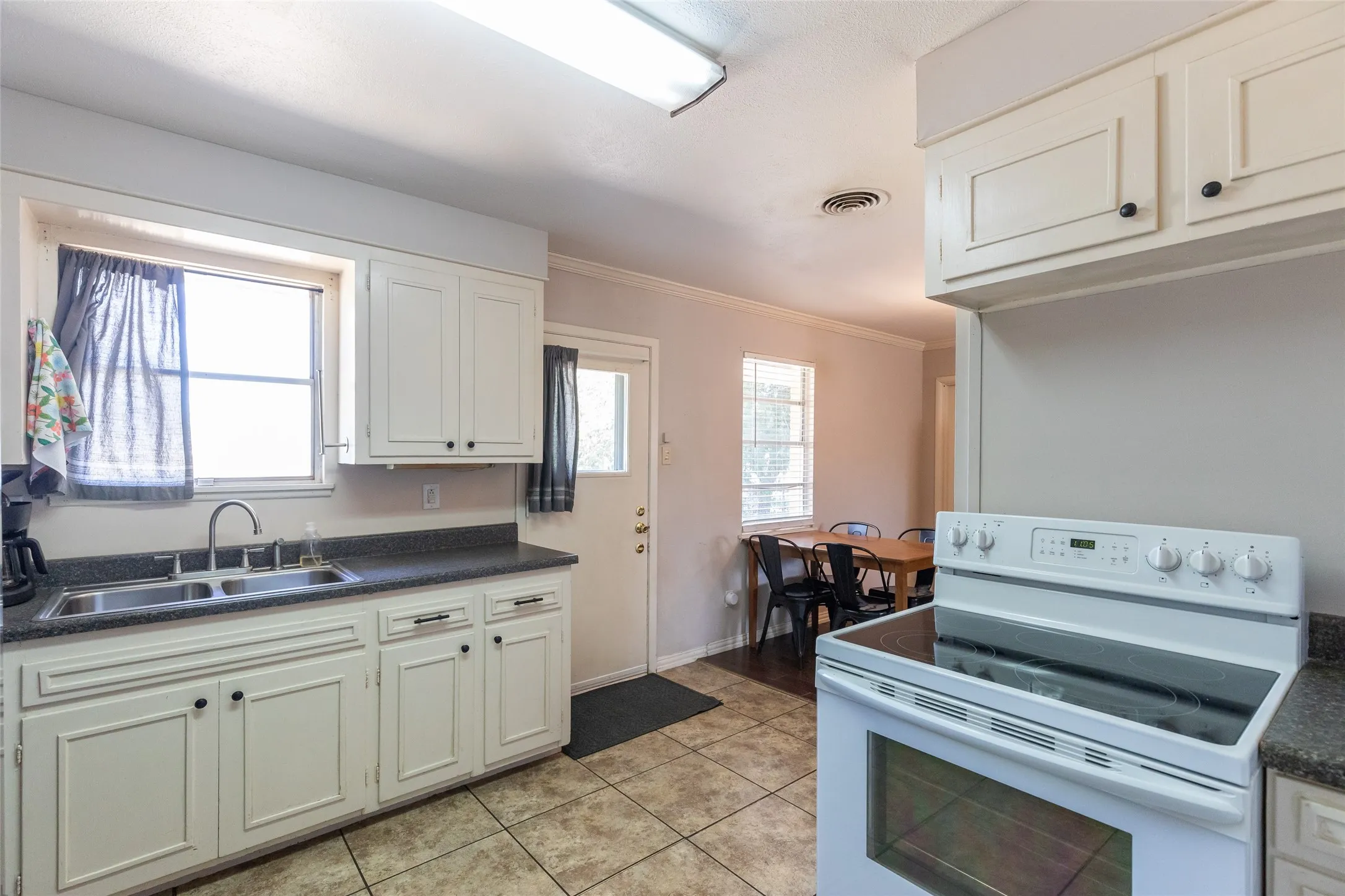 Single Family Residence For Sale in Taylor County , 2618 Rountree Drive, Abilene, Texas 79601, 2 Bedroom, 1 Bathroom, 1 Garage spaces, 988 Sqft, built in 1958, mls#21342937, Real Estate Agent in Abilene, Homes For Sale in Taylor county, Homes For Sale in Abilene, Realtor in Abilene Texas, Real Estate Brokerage Independent Realty Texas, Luminita Cordes Realtor