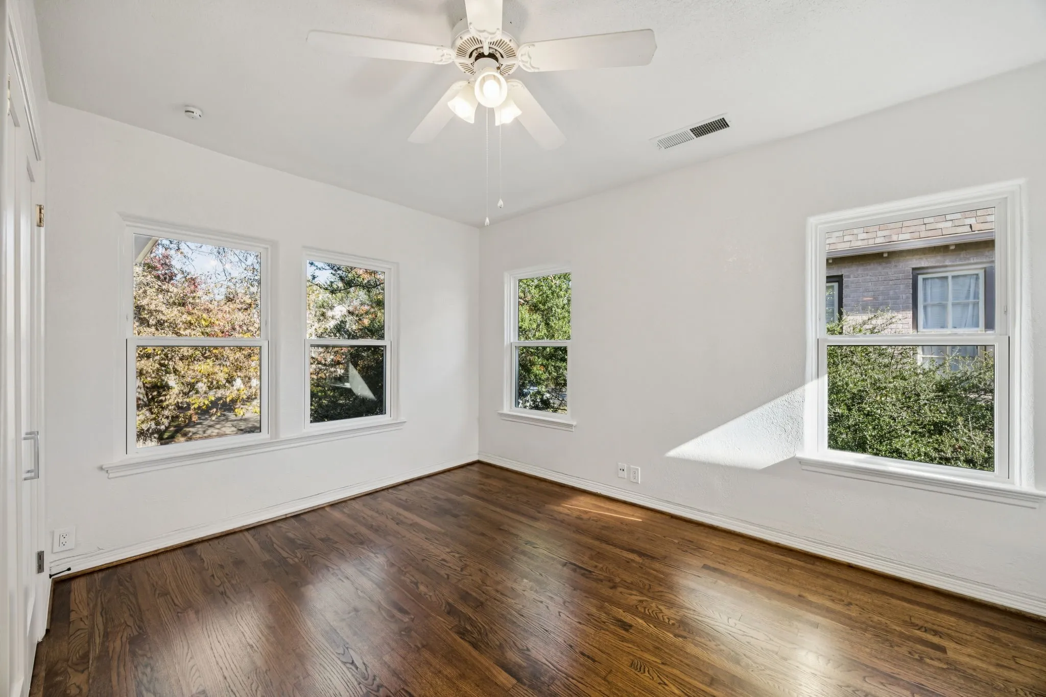Duplex For Rent in Dallas County , 4147 Emerson Avenue, University Park, Texas 75205, 2 Bedroom, 2 Bathroom, 1 Garage spaces, 2,500 Sqft, built in 1931, mls#21343376, Real Estate Agent in University Park, Homes For Rent in Dallas county, Homes For Rent in University Park, Realtor in University Park Texas, Real Estate Brokerage Independent Realty Texas, Luminita Cordes Realtor