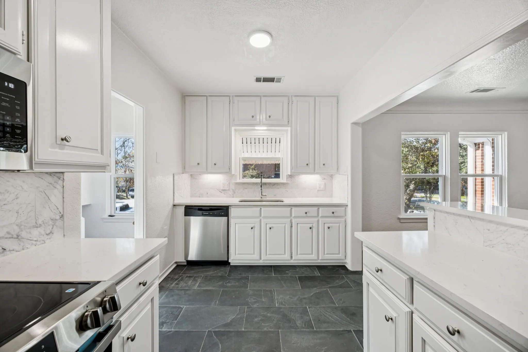 Duplex For Rent in Dallas County , 4147 Emerson Avenue, University Park, Texas 75205, 2 Bedroom, 2 Bathroom, 1 Garage spaces, 2,500 Sqft, built in 1931, mls#21343376, Real Estate Agent in University Park, Homes For Rent in Dallas county, Homes For Rent in University Park, Realtor in University Park Texas, Real Estate Brokerage Independent Realty Texas, Luminita Cordes Realtor