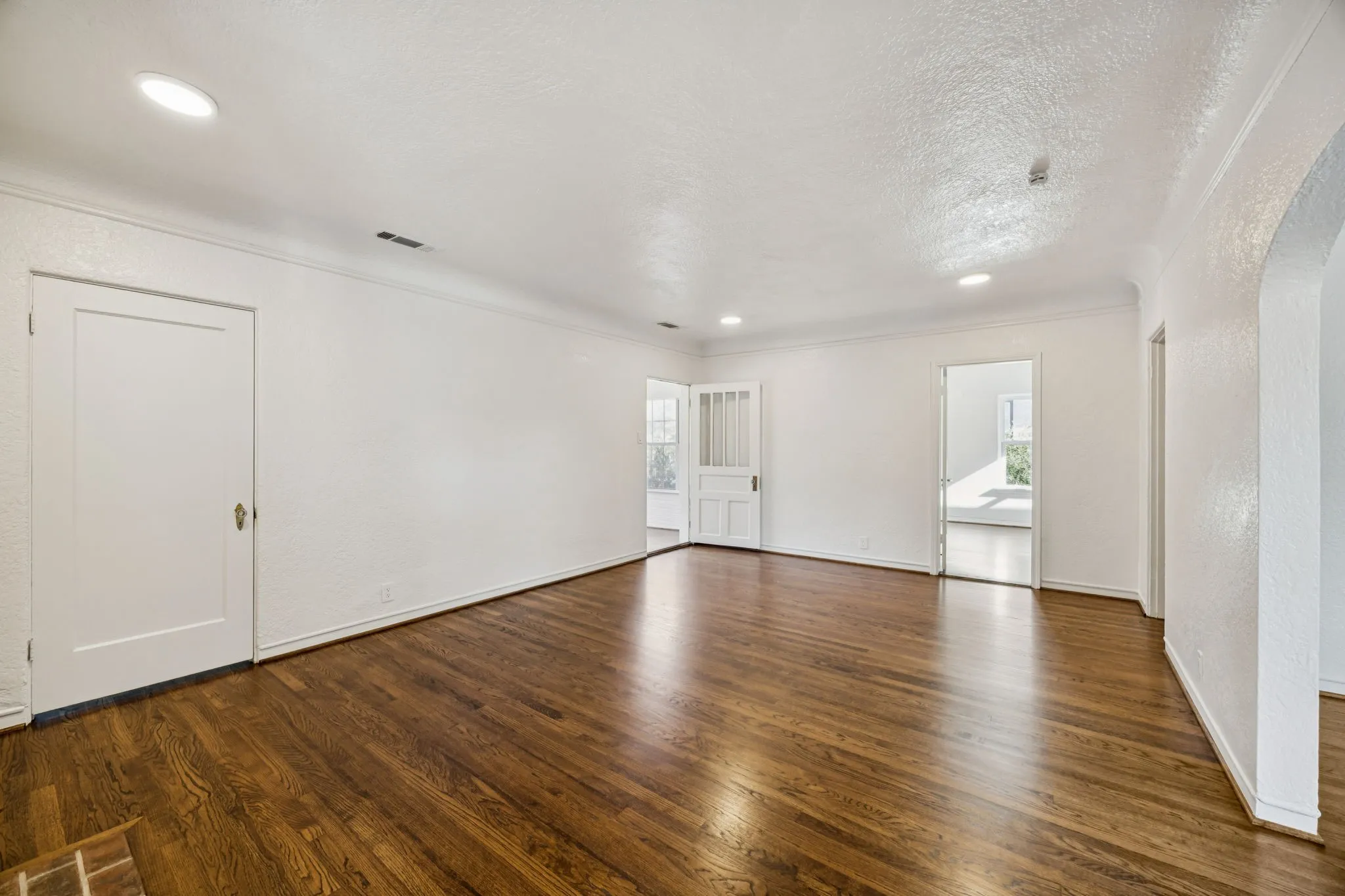 Duplex For Rent in Dallas County , 4147 Emerson Avenue, University Park, Texas 75205, 2 Bedroom, 2 Bathroom, 1 Garage spaces, 2,500 Sqft, built in 1931, mls#21343376, Real Estate Agent in University Park, Homes For Rent in Dallas county, Homes For Rent in University Park, Realtor in University Park Texas, Real Estate Brokerage Independent Realty Texas, Luminita Cordes Realtor