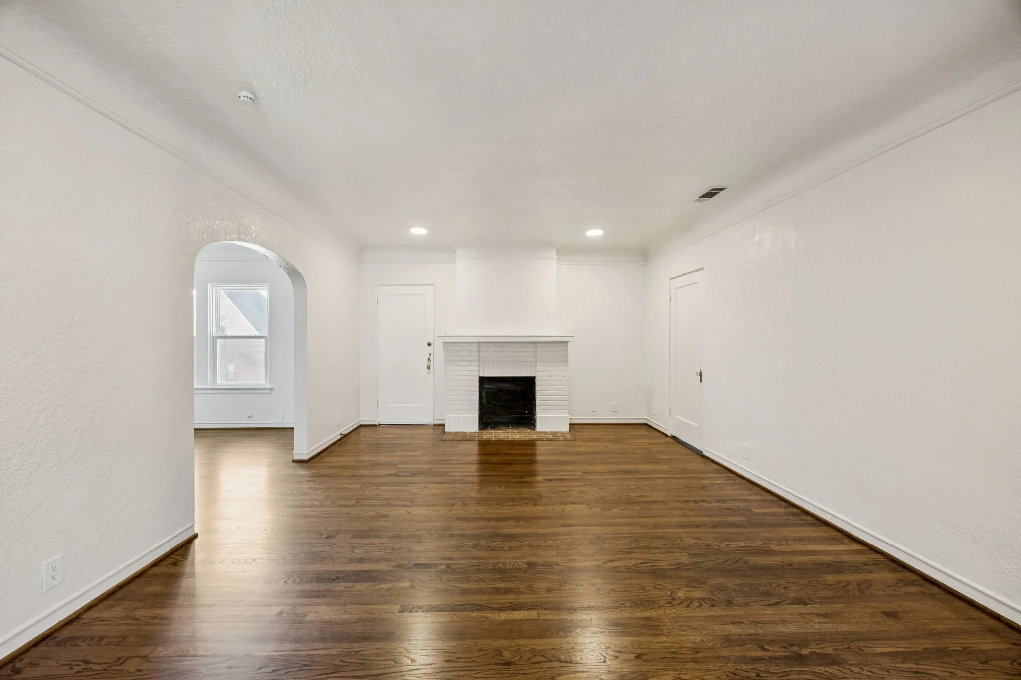 Duplex For Rent in Dallas County , 4147 Emerson Avenue, University Park, Texas 75205, 2 Bedroom, 2 Bathroom, 1 Garage spaces, 2,500 Sqft, built in 1931, mls#21343376, Real Estate Agent in University Park, Homes For Rent in Dallas county, Homes For Rent in University Park, Realtor in University Park Texas, Real Estate Brokerage Independent Realty Texas, Luminita Cordes Realtor