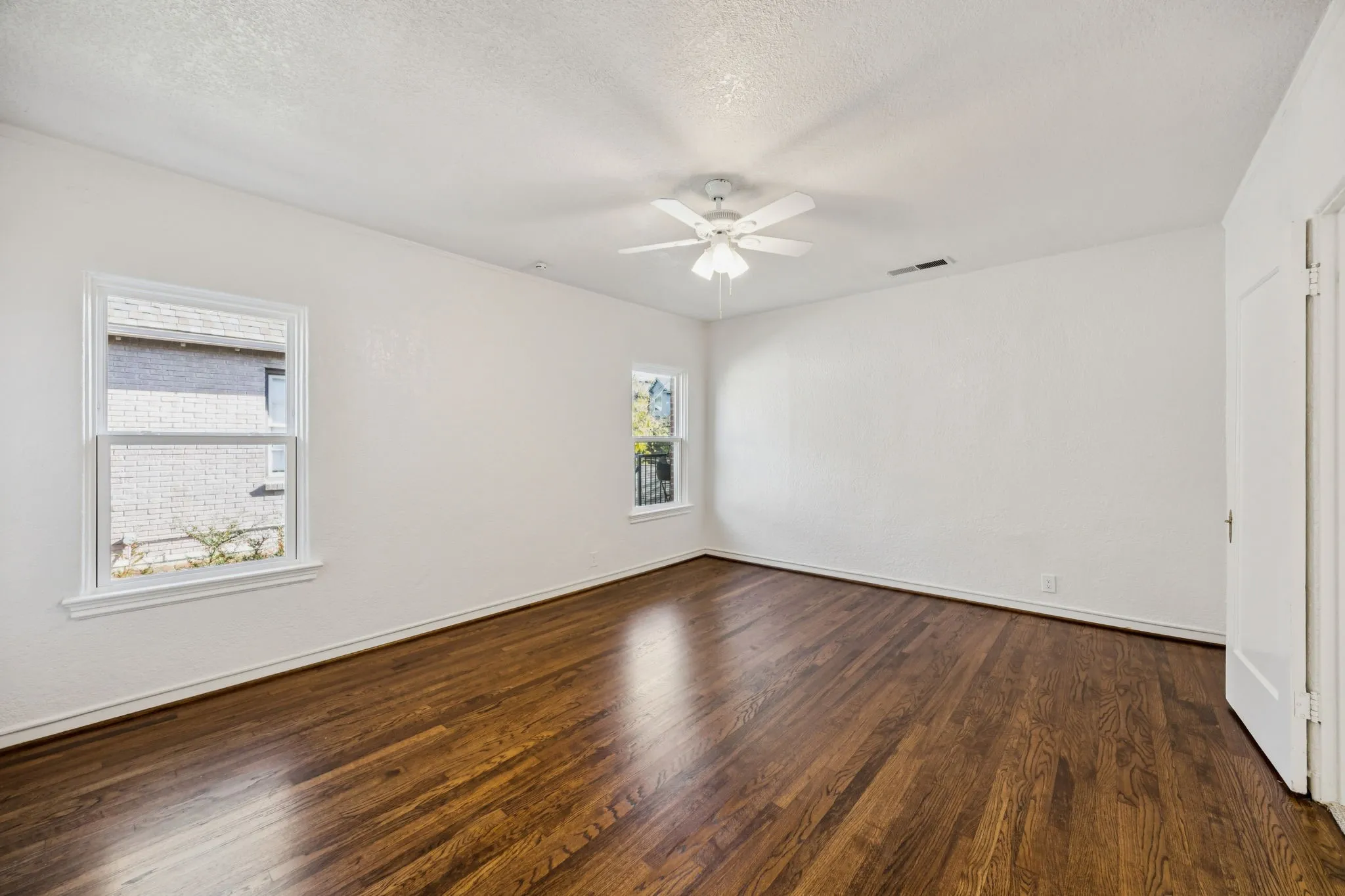 Duplex For Rent in Dallas County , 4147 Emerson Avenue, University Park, Texas 75205, 2 Bedroom, 2 Bathroom, 1 Garage spaces, 2,500 Sqft, built in 1931, mls#21343376, Real Estate Agent in University Park, Homes For Rent in Dallas county, Homes For Rent in University Park, Realtor in University Park Texas, Real Estate Brokerage Independent Realty Texas, Luminita Cordes Realtor