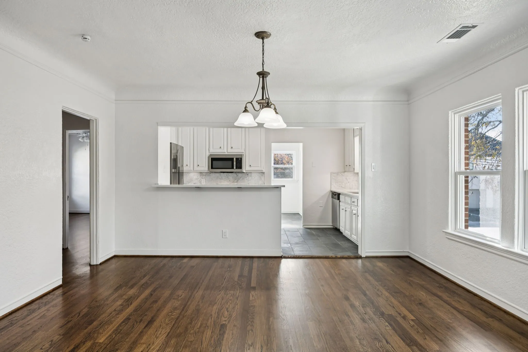 Duplex For Rent in Dallas County , 4147 Emerson Avenue, University Park, Texas 75205, 2 Bedroom, 2 Bathroom, 1 Garage spaces, 2,500 Sqft, built in 1931, mls#21343376, Real Estate Agent in University Park, Homes For Rent in Dallas county, Homes For Rent in University Park, Realtor in University Park Texas, Real Estate Brokerage Independent Realty Texas, Luminita Cordes Realtor