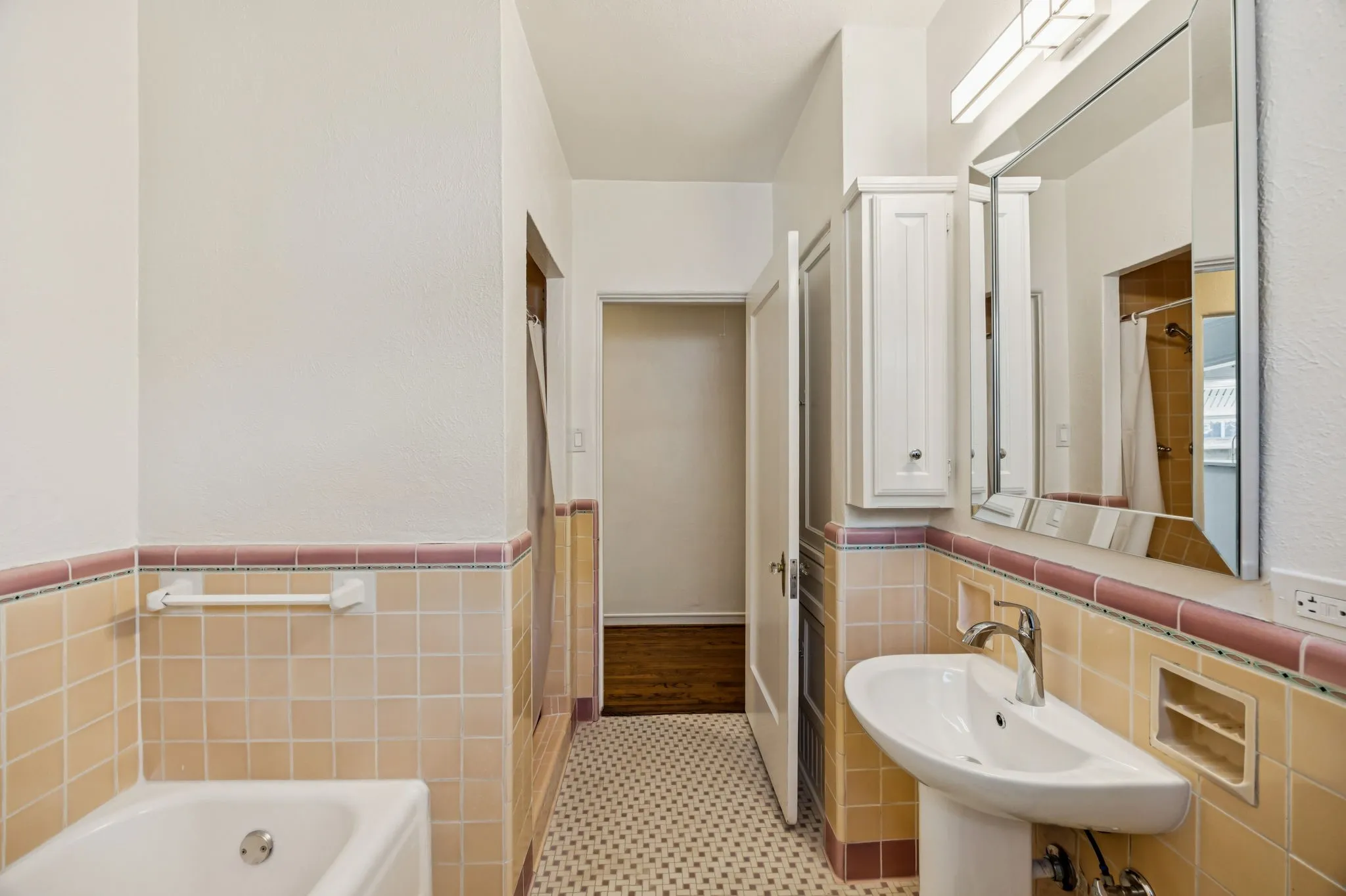 Duplex For Rent in Dallas County , 4147 Emerson Avenue, University Park, Texas 75205, 2 Bedroom, 2 Bathroom, 1 Garage spaces, 2,500 Sqft, built in 1931, mls#21343376, Real Estate Agent in University Park, Homes For Rent in Dallas county, Homes For Rent in University Park, Realtor in University Park Texas, Real Estate Brokerage Independent Realty Texas, Luminita Cordes Realtor