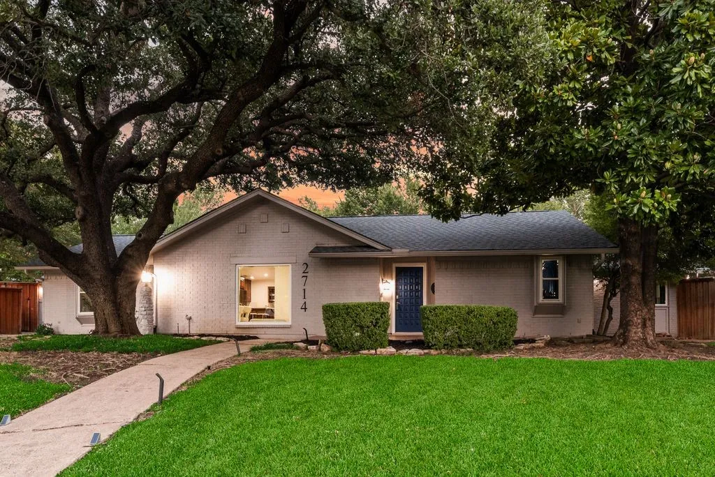 Single Family Residence For Sale in Dallas County , 2714 Lakeview Lane, Carrollton, Texas 75006, 4 Bedroom, 3 Bathroom, 2 Garage spaces, 2,689 Sqft, built in 1970, mls#21345498, Real Estate Agent in Carrollton, Homes For Sale in Dallas county, Homes For Sale in Carrollton, Realtor in Carrollton Texas, Real Estate Brokerage Independent Realty Texas, Luminita Cordes Realtor