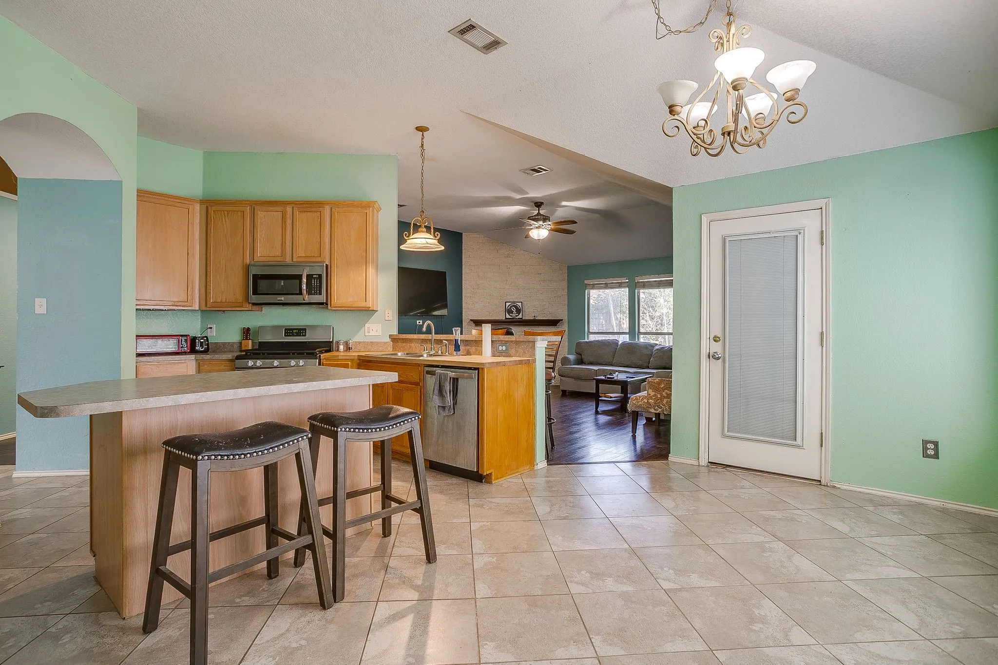 Single Family Residence For Sale in Tarrant County , 4621 Barnhill Lane, Fort Worth, Texas 76135, 3 Bedroom, 2 Bathroom, 2 Garage spaces, 1,686 Sqft, built in 2002, mls#21345107, Real Estate Agent in Fort Worth, Homes For Sale in Tarrant county, Homes For Sale in Fort Worth, Realtor in Fort Worth Texas, Real Estate Brokerage Independent Realty Texas, Luminita Cordes Realtor
