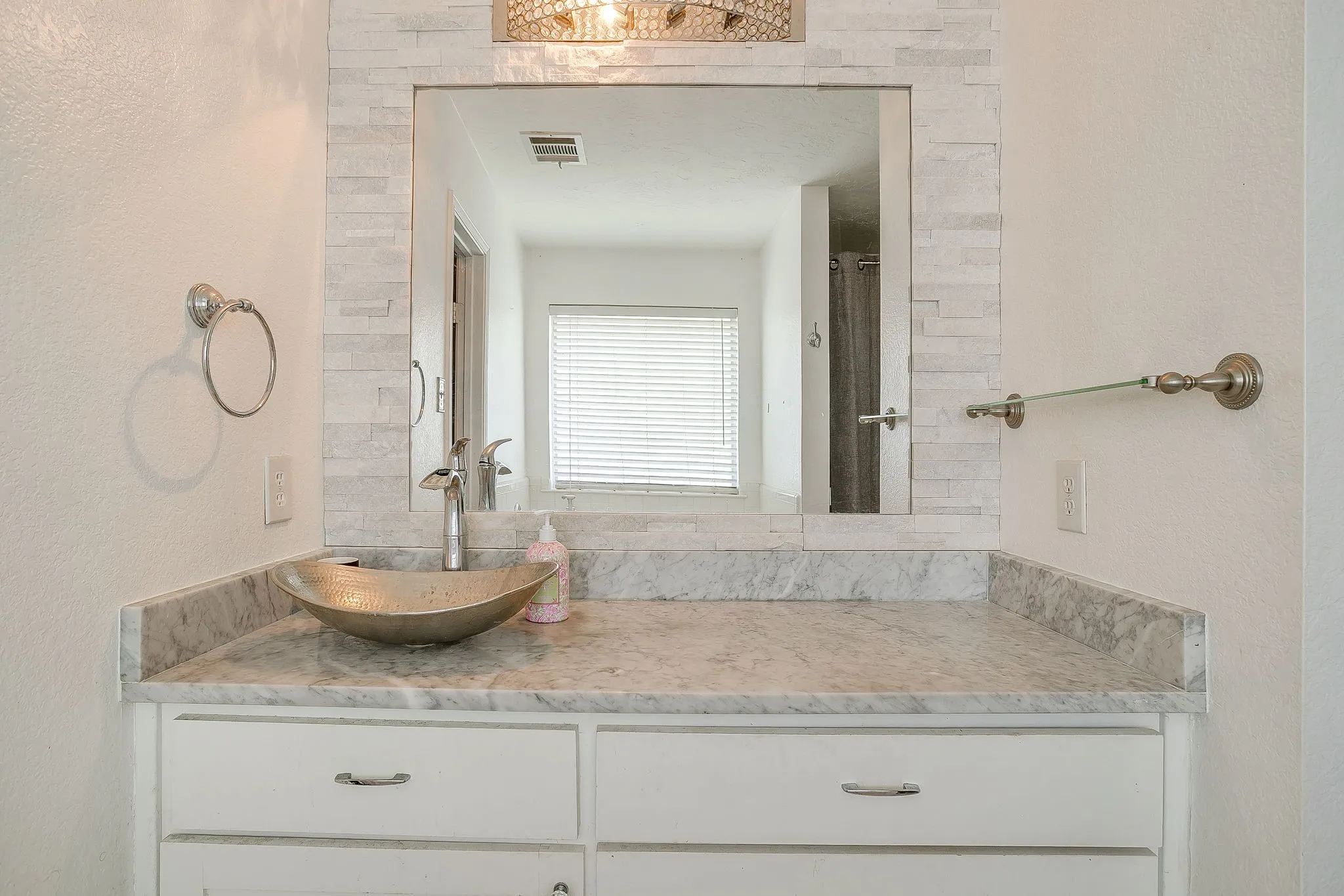 Single Family Residence For Sale in Tarrant County , 4621 Barnhill Lane, Fort Worth, Texas 76135, 3 Bedroom, 2 Bathroom, 2 Garage spaces, 1,686 Sqft, built in 2002, mls#21345107, Real Estate Agent in Fort Worth, Homes For Sale in Tarrant county, Homes For Sale in Fort Worth, Realtor in Fort Worth Texas, Real Estate Brokerage Independent Realty Texas, Luminita Cordes Realtor
