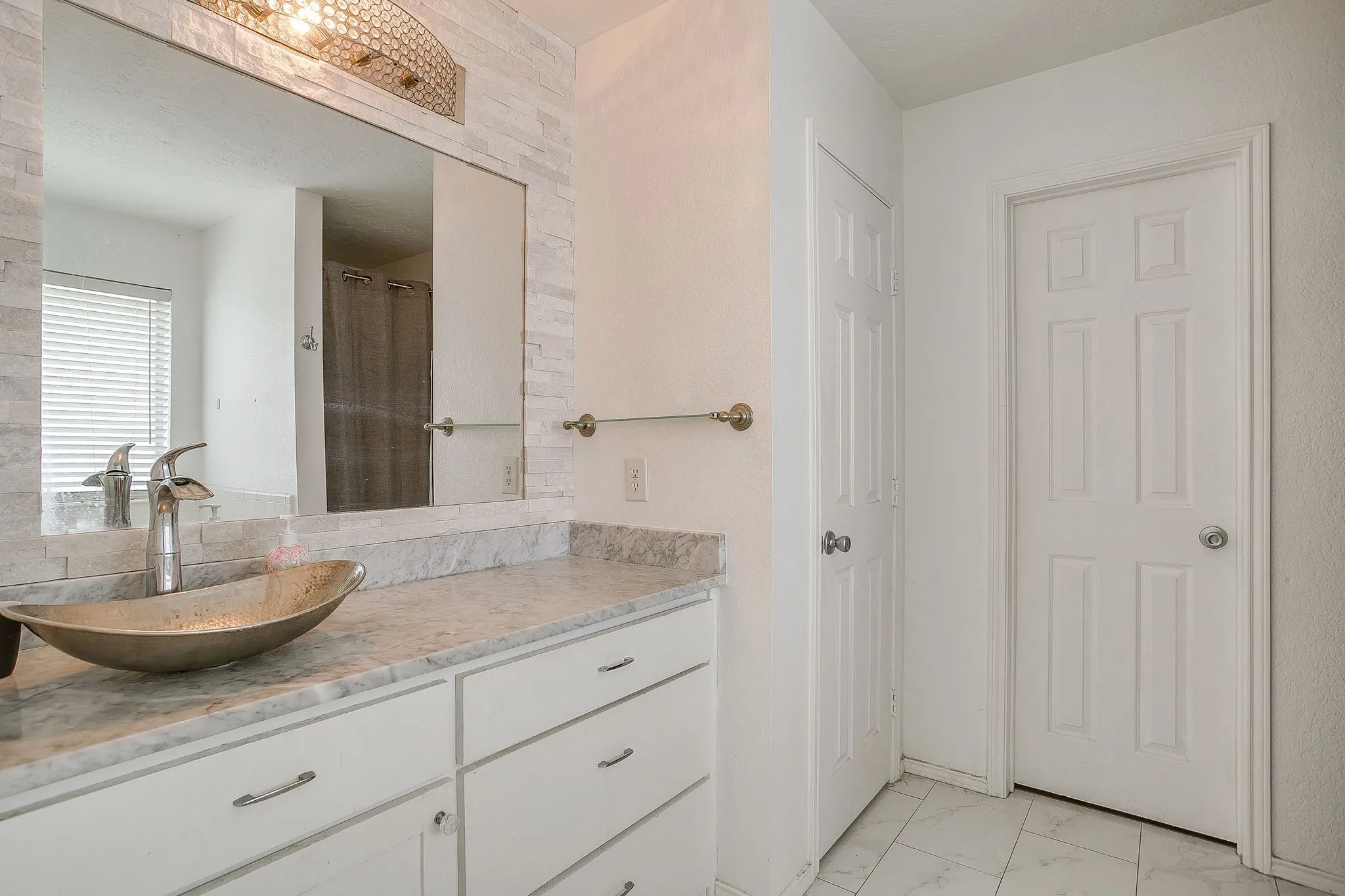 Single Family Residence For Sale in Tarrant County , 4621 Barnhill Lane, Fort Worth, Texas 76135, 3 Bedroom, 2 Bathroom, 2 Garage spaces, 1,686 Sqft, built in 2002, mls#21345107, Real Estate Agent in Fort Worth, Homes For Sale in Tarrant county, Homes For Sale in Fort Worth, Realtor in Fort Worth Texas, Real Estate Brokerage Independent Realty Texas, Luminita Cordes Realtor