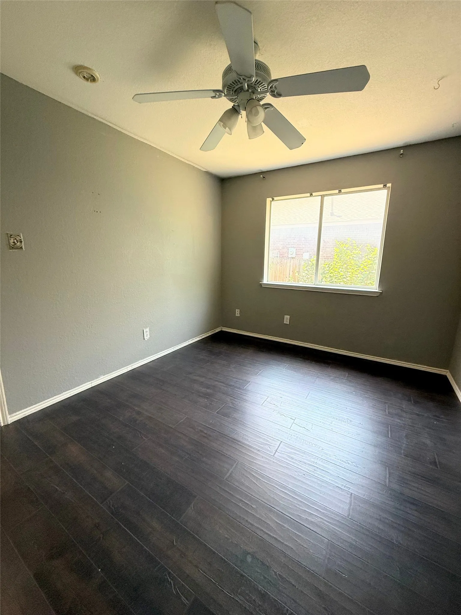 Single Family Residence For Sale in Tarrant County , 4621 Barnhill Lane, Fort Worth, Texas 76135, 3 Bedroom, 2 Bathroom, 2 Garage spaces, 1,686 Sqft, built in 2002, mls#21345107, Real Estate Agent in Fort Worth, Homes For Sale in Tarrant county, Homes For Sale in Fort Worth, Realtor in Fort Worth Texas, Real Estate Brokerage Independent Realty Texas, Luminita Cordes Realtor