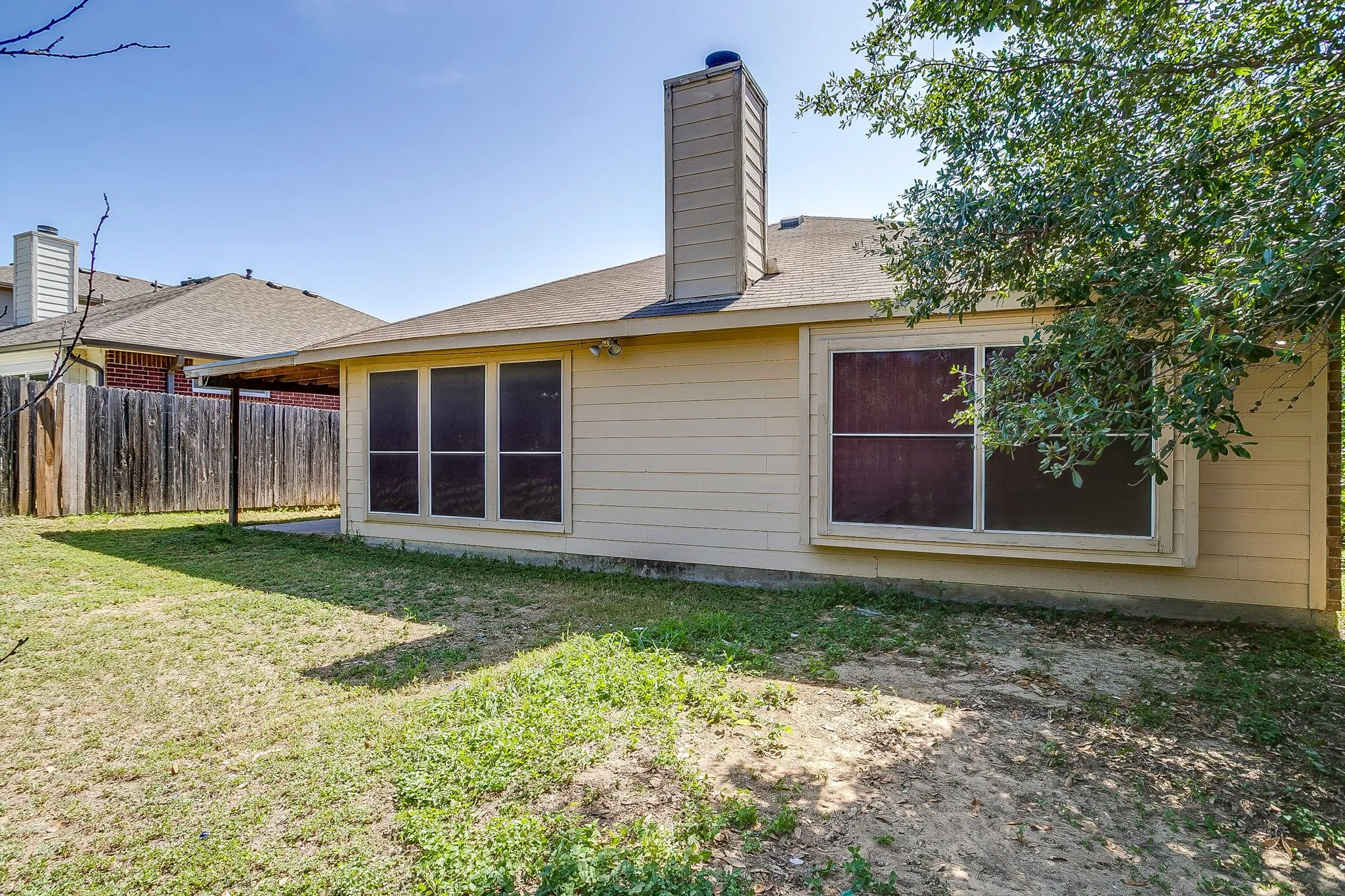 Single Family Residence For Sale in Tarrant County , 4621 Barnhill Lane, Fort Worth, Texas 76135, 3 Bedroom, 2 Bathroom, 2 Garage spaces, 1,686 Sqft, built in 2002, mls#21345107, Real Estate Agent in Fort Worth, Homes For Sale in Tarrant county, Homes For Sale in Fort Worth, Realtor in Fort Worth Texas, Real Estate Brokerage Independent Realty Texas, Luminita Cordes Realtor