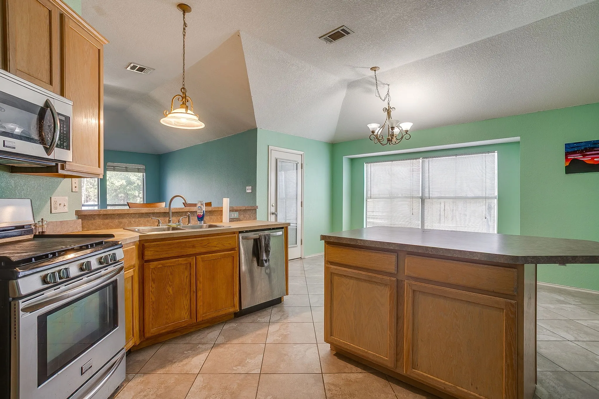 Single Family Residence For Sale in Tarrant County , 4621 Barnhill Lane, Fort Worth, Texas 76135, 3 Bedroom, 2 Bathroom, 2 Garage spaces, 1,686 Sqft, built in 2002, mls#21345107, Real Estate Agent in Fort Worth, Homes For Sale in Tarrant county, Homes For Sale in Fort Worth, Realtor in Fort Worth Texas, Real Estate Brokerage Independent Realty Texas, Luminita Cordes Realtor