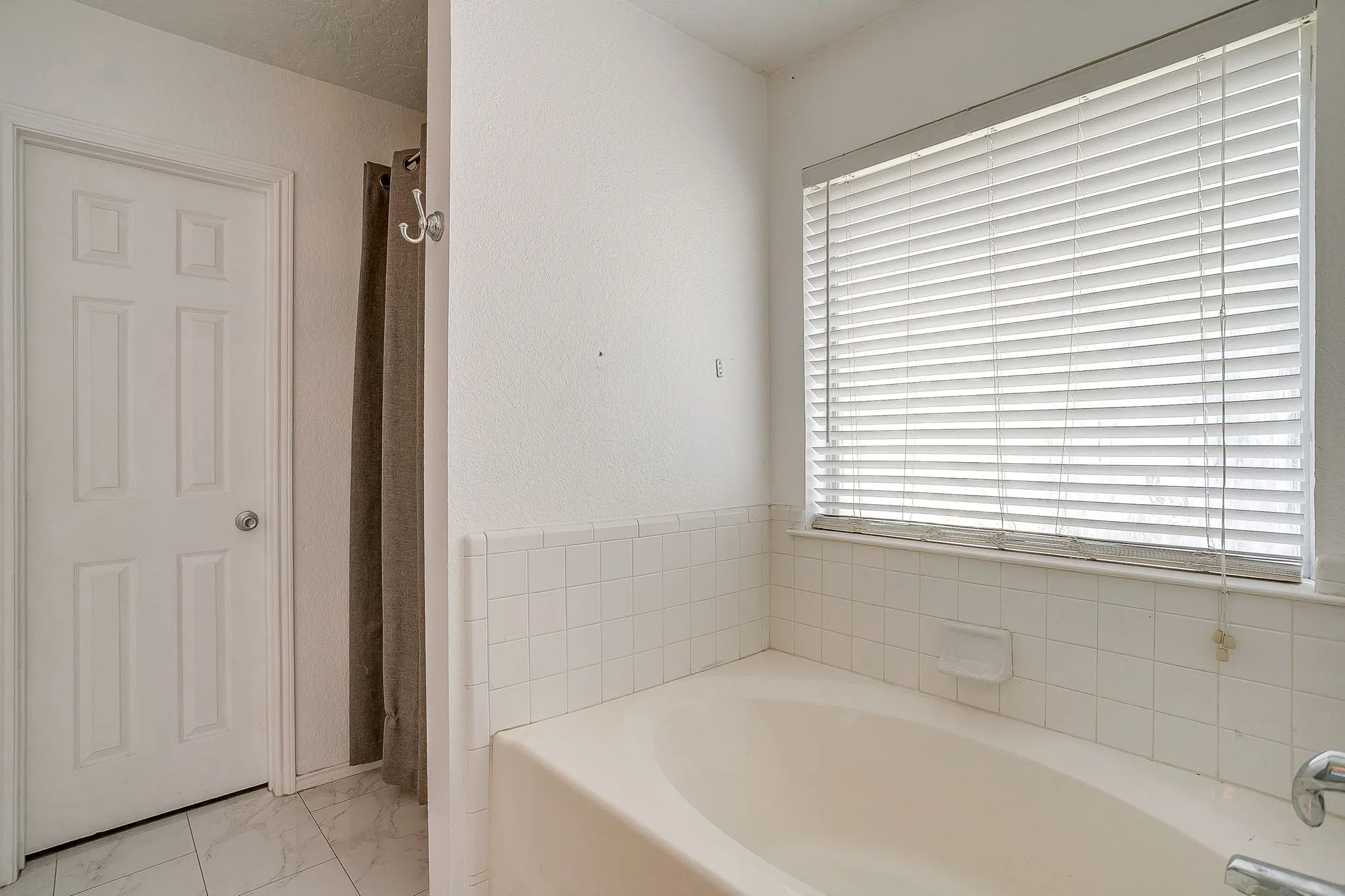 Single Family Residence For Sale in Tarrant County , 4621 Barnhill Lane, Fort Worth, Texas 76135, 3 Bedroom, 2 Bathroom, 2 Garage spaces, 1,686 Sqft, built in 2002, mls#21345107, Real Estate Agent in Fort Worth, Homes For Sale in Tarrant county, Homes For Sale in Fort Worth, Realtor in Fort Worth Texas, Real Estate Brokerage Independent Realty Texas, Luminita Cordes Realtor