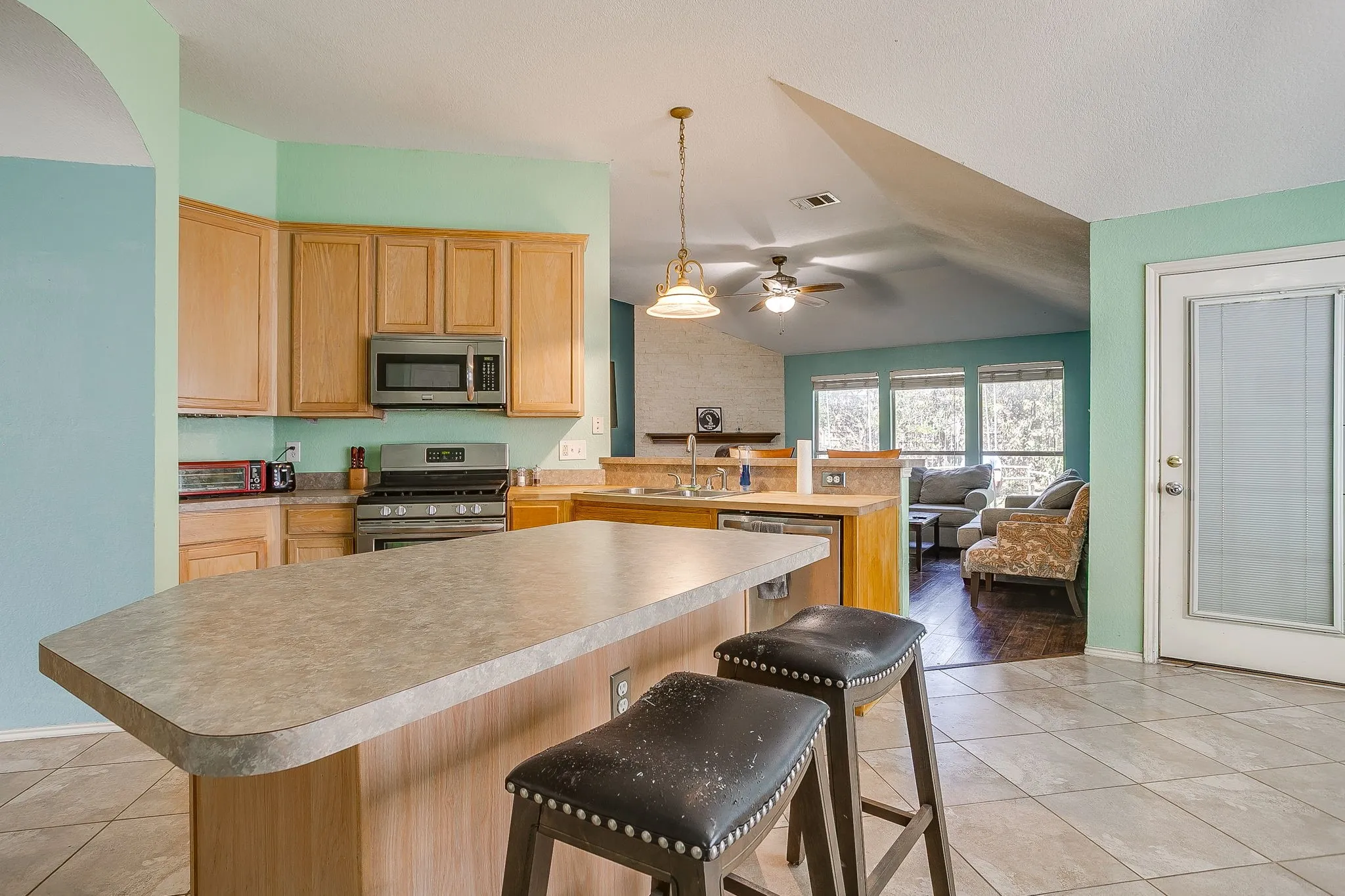 Single Family Residence For Sale in Tarrant County , 4621 Barnhill Lane, Fort Worth, Texas 76135, 3 Bedroom, 2 Bathroom, 2 Garage spaces, 1,686 Sqft, built in 2002, mls#21345107, Real Estate Agent in Fort Worth, Homes For Sale in Tarrant county, Homes For Sale in Fort Worth, Realtor in Fort Worth Texas, Real Estate Brokerage Independent Realty Texas, Luminita Cordes Realtor