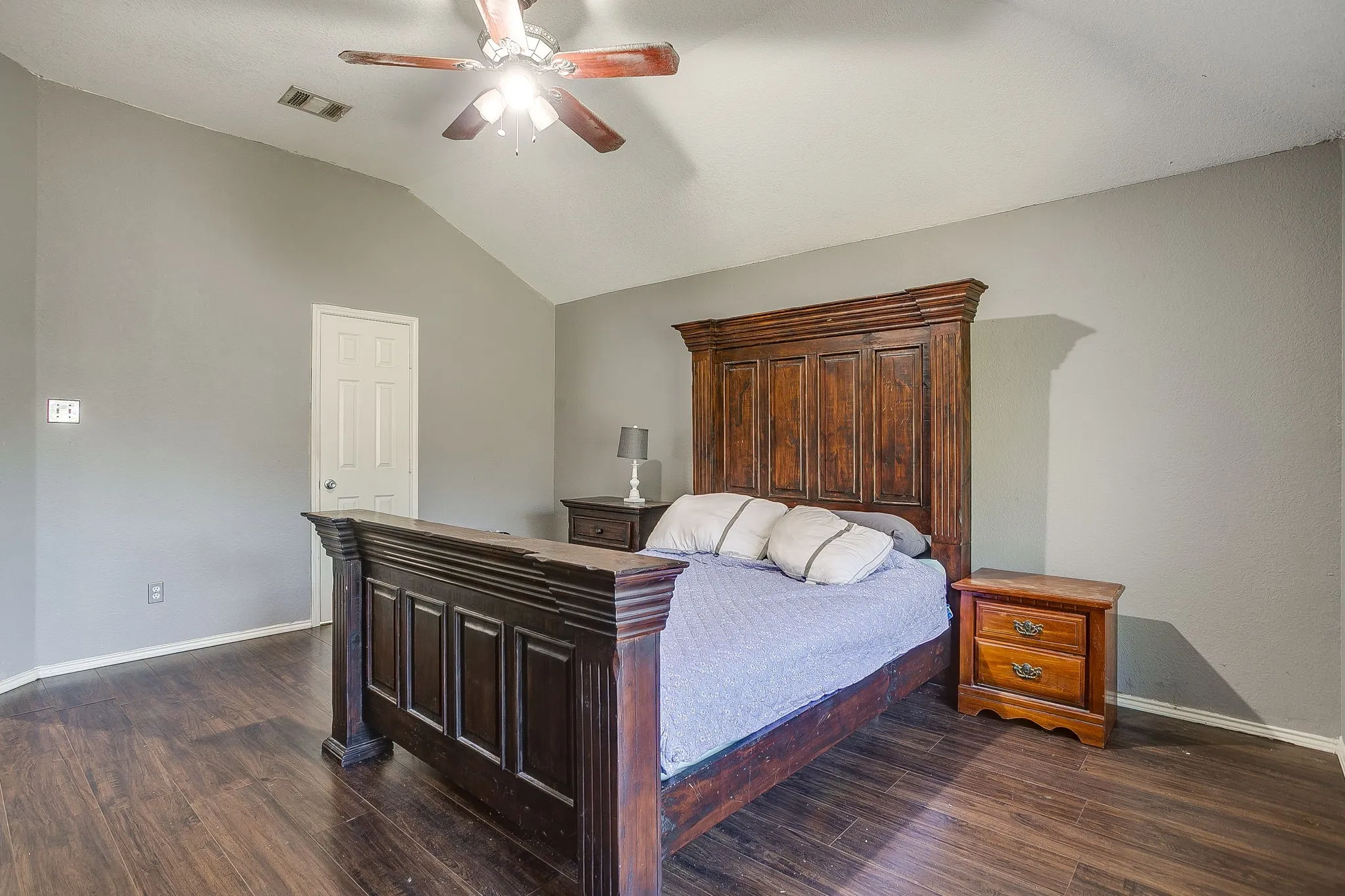 Single Family Residence For Sale in Tarrant County , 4621 Barnhill Lane, Fort Worth, Texas 76135, 3 Bedroom, 2 Bathroom, 2 Garage spaces, 1,686 Sqft, built in 2002, mls#21345107, Real Estate Agent in Fort Worth, Homes For Sale in Tarrant county, Homes For Sale in Fort Worth, Realtor in Fort Worth Texas, Real Estate Brokerage Independent Realty Texas, Luminita Cordes Realtor