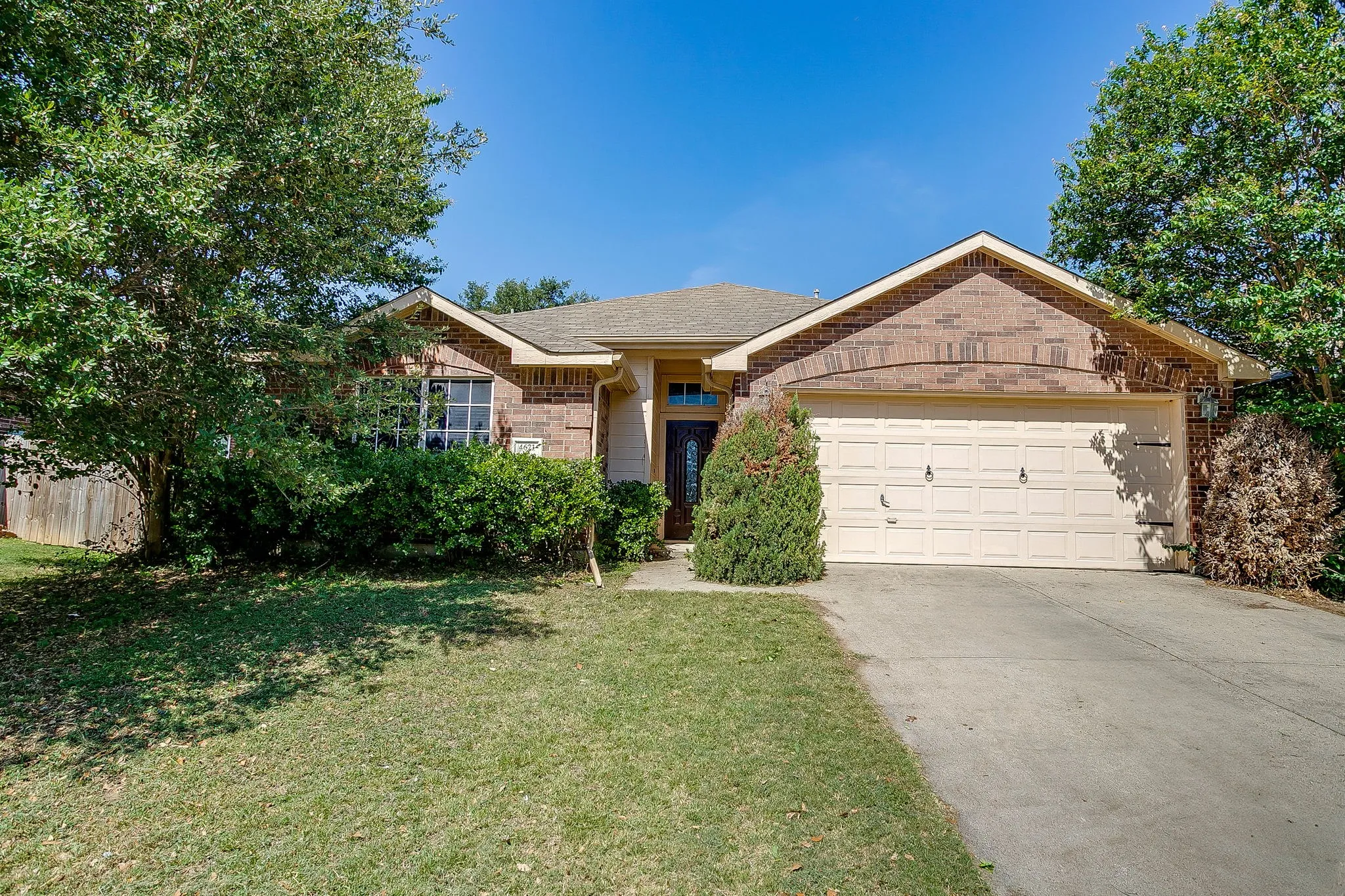 Single Family Residence For Sale in Tarrant County , 4621 Barnhill Lane, Fort Worth, Texas 76135, 3 Bedroom, 2 Bathroom, 2 Garage spaces, 1,686 Sqft, built in 2002, mls#21345107, Real Estate Agent in Fort Worth, Homes For Sale in Tarrant county, Homes For Sale in Fort Worth, Realtor in Fort Worth Texas, Real Estate Brokerage Independent Realty Texas, Luminita Cordes Realtor