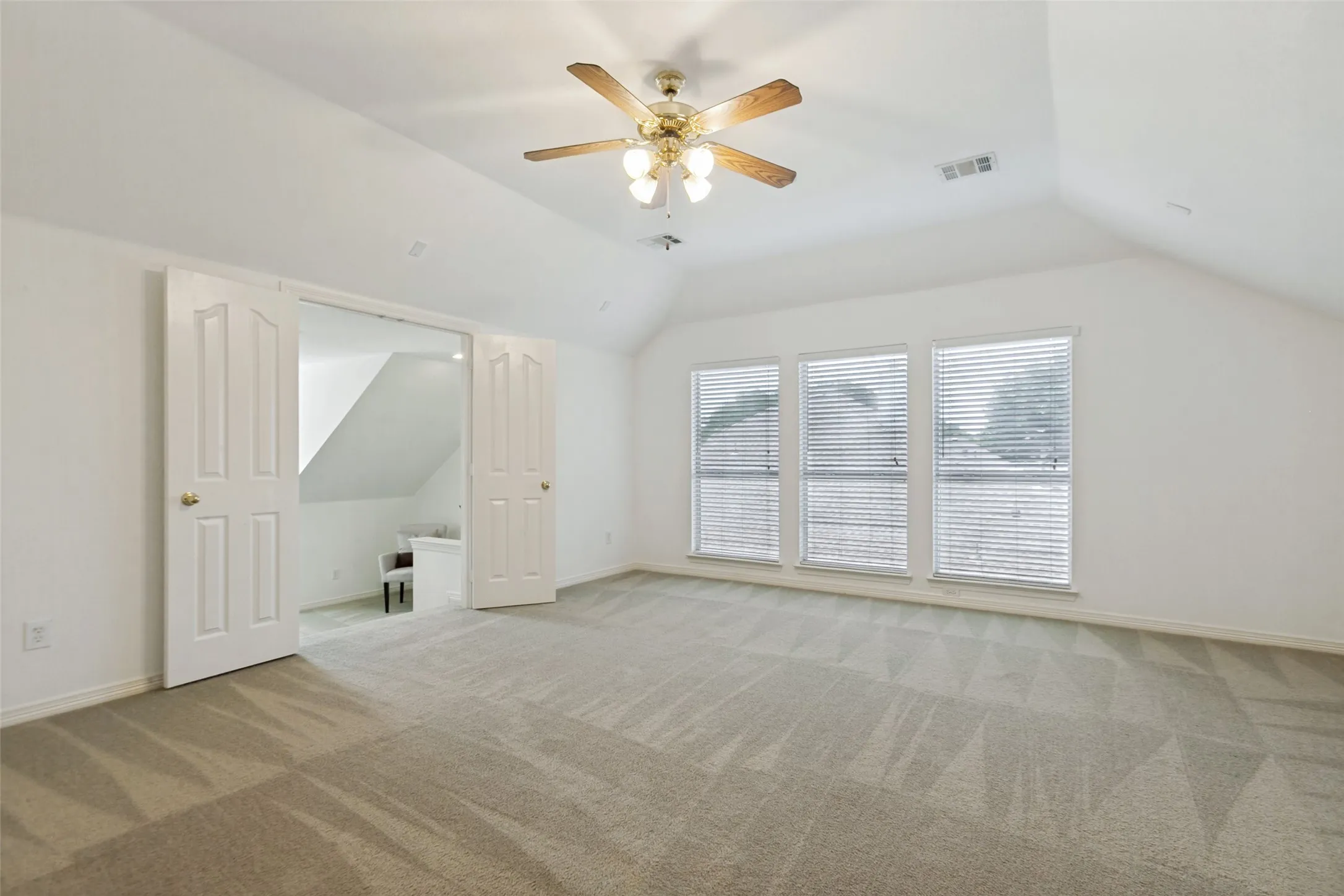 Large bonus room perfect for a playroom or movie room