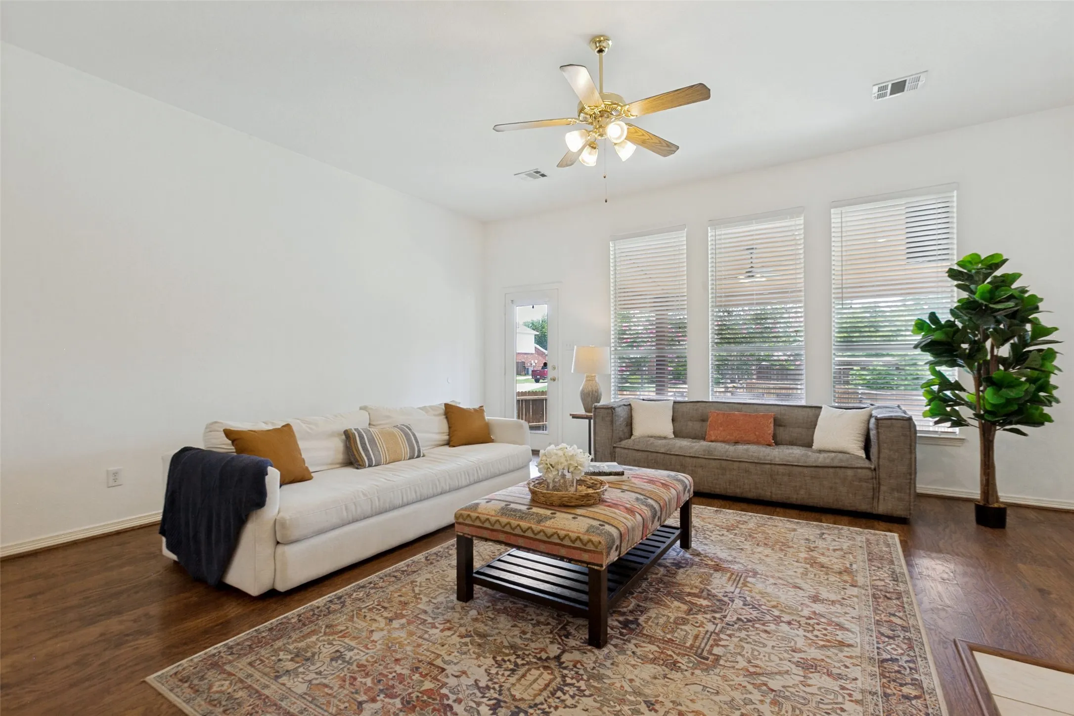 Large windowns bring natural ligtht to the living room