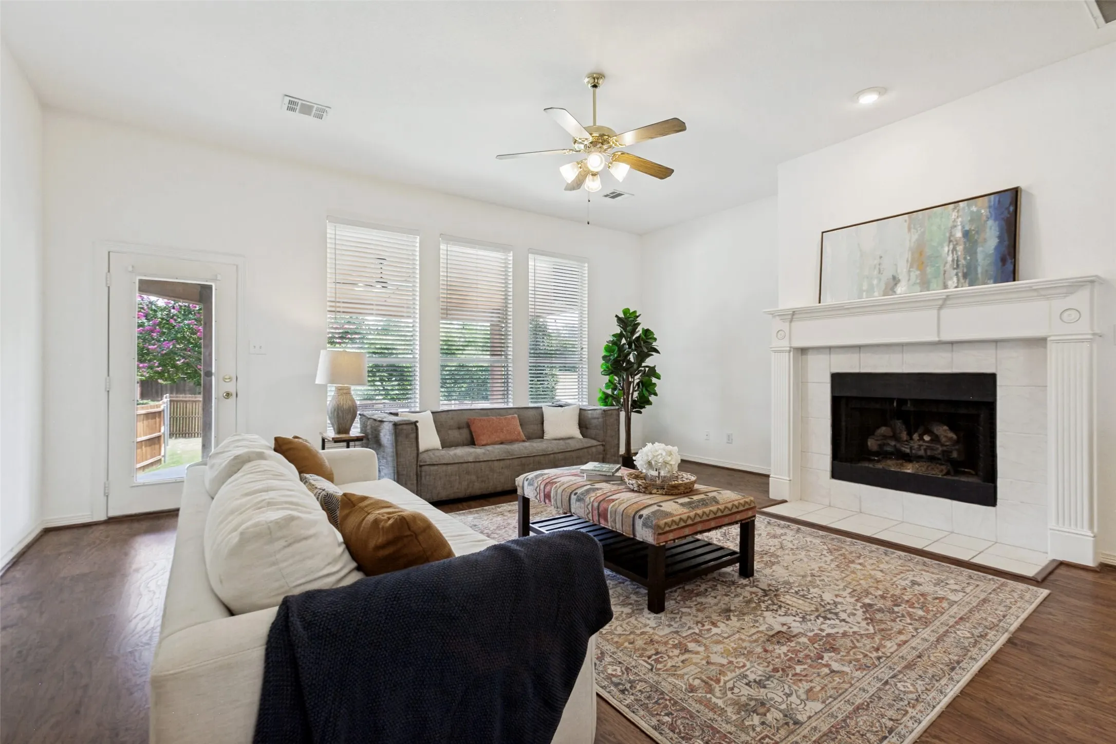 Single Family Residence For Sale in Collin County , 162 Shelby Trace, Murphy, Texas 75094, 4 Bedroom, 3 Bathroom, 2 Garage spaces, 2,710 Sqft, built in 2001, mls#21344520, Real Estate Agent in Murphy, Homes For Sale in Collin county, Homes For Sale in Murphy, Realtor in Murphy Texas, Real Estate Brokerage Independent Realty Texas, Luminita Cordes Realtor