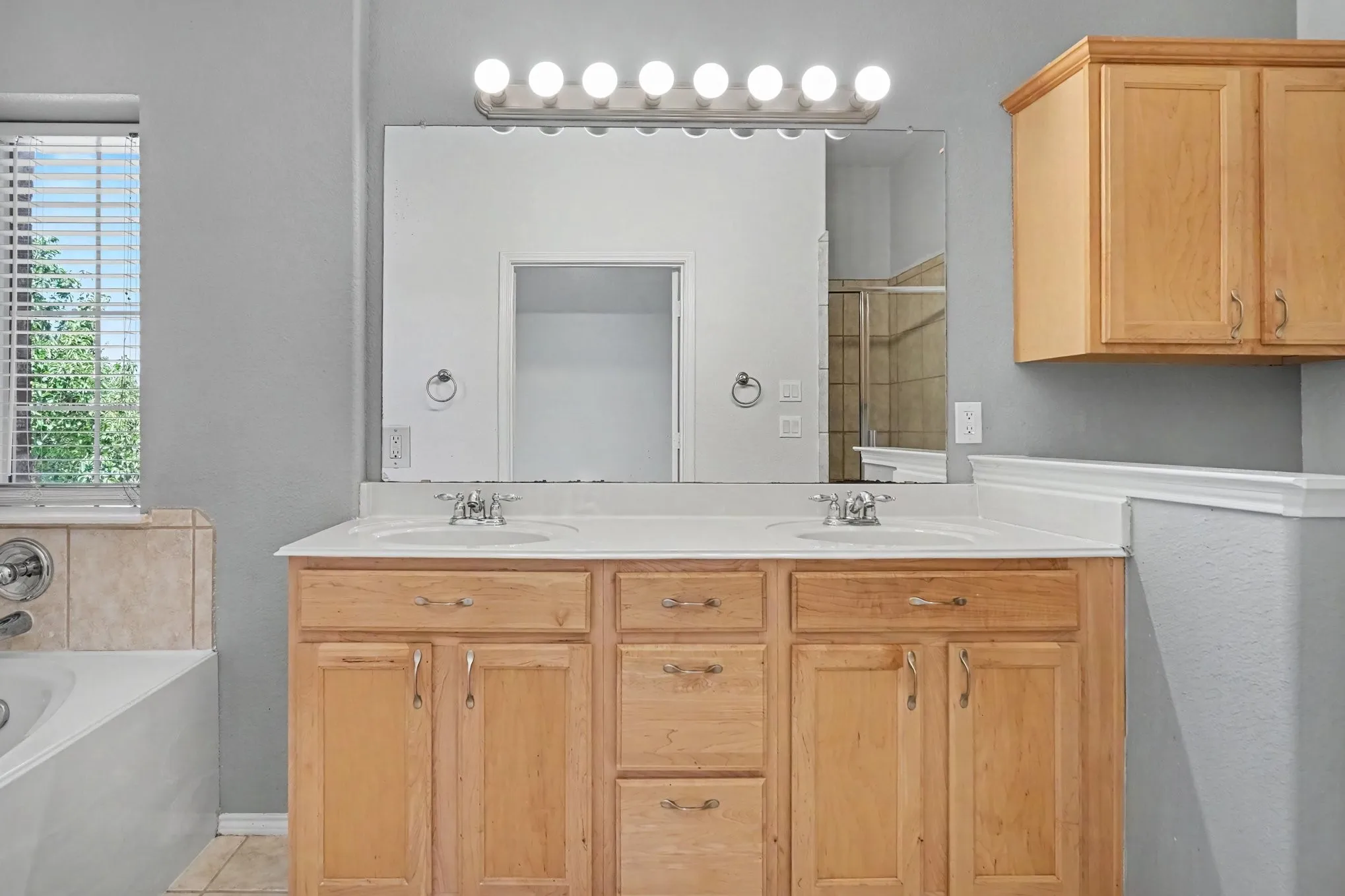Single Family Residence For Sale in Tarrant County , 10800 Emerald Park Lane, Fort Worth, Texas 76052, 3 Bedroom, 3 Bathroom, 2 Garage spaces, 1,964 Sqft, built in 2006, mls#21343154, Real Estate Agent in Fort Worth, Homes For Sale in Tarrant county, Homes For Sale in Fort Worth, Realtor in Fort Worth Texas, Real Estate Brokerage Independent Realty Texas, Luminita Cordes Realtor