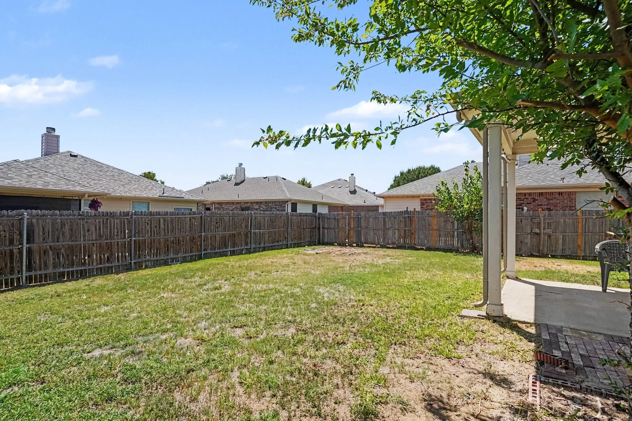 Single Family Residence For Sale in Tarrant County , 10800 Emerald Park Lane, Fort Worth, Texas 76052, 3 Bedroom, 3 Bathroom, 2 Garage spaces, 1,964 Sqft, built in 2006, mls#21343154, Real Estate Agent in Fort Worth, Homes For Sale in Tarrant county, Homes For Sale in Fort Worth, Realtor in Fort Worth Texas, Real Estate Brokerage Independent Realty Texas, Luminita Cordes Realtor