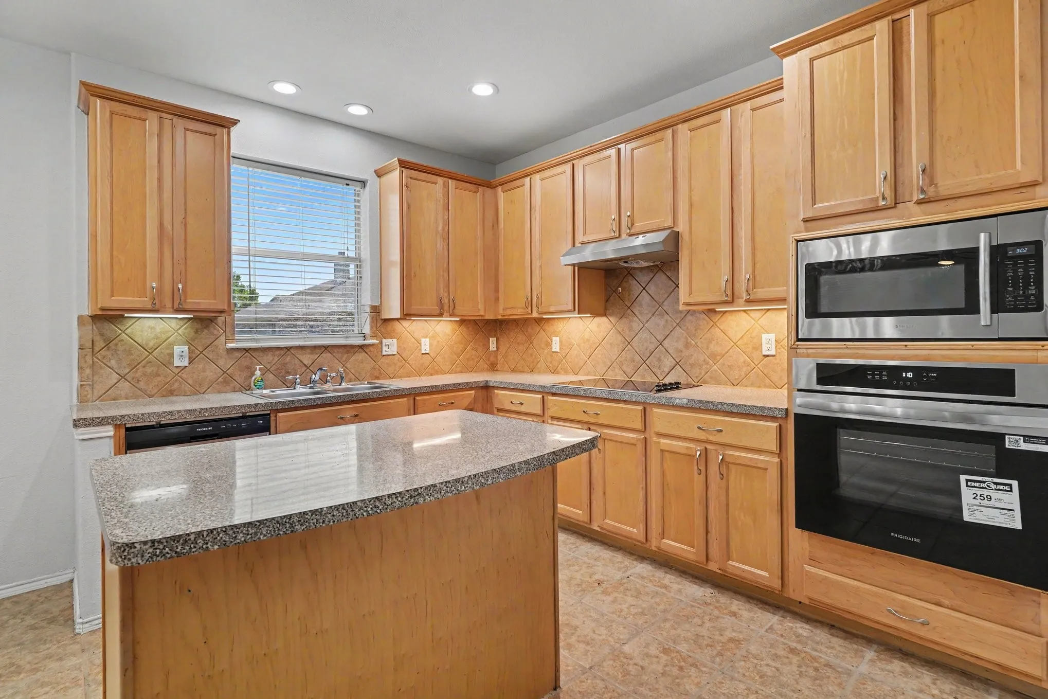 Single Family Residence For Sale in Tarrant County , 10800 Emerald Park Lane, Fort Worth, Texas 76052, 3 Bedroom, 3 Bathroom, 2 Garage spaces, 1,964 Sqft, built in 2006, mls#21343154, Real Estate Agent in Fort Worth, Homes For Sale in Tarrant county, Homes For Sale in Fort Worth, Realtor in Fort Worth Texas, Real Estate Brokerage Independent Realty Texas, Luminita Cordes Realtor