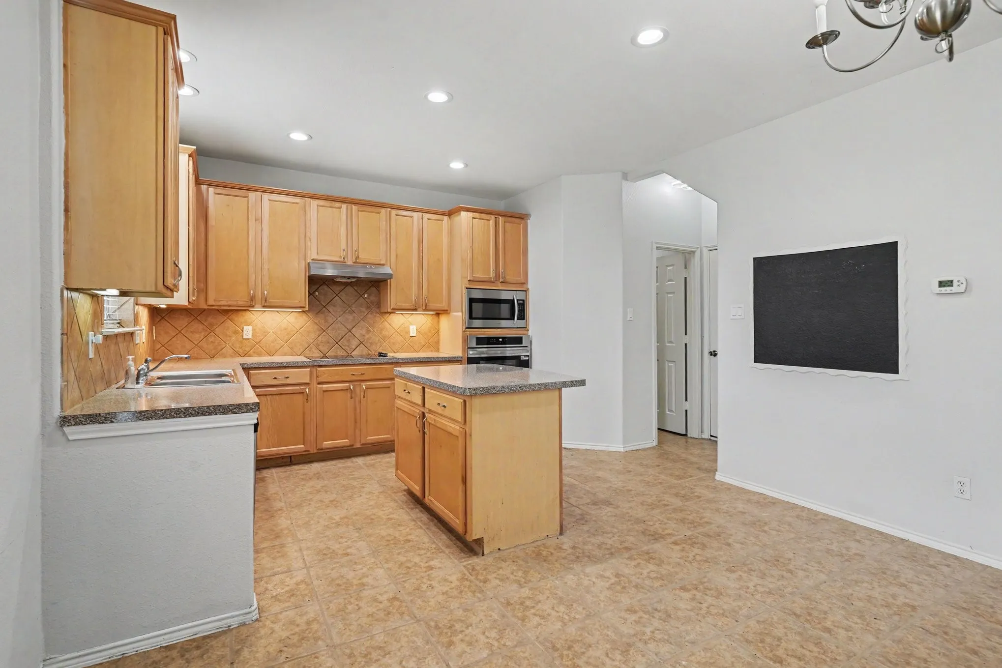 Single Family Residence For Sale in Tarrant County , 10800 Emerald Park Lane, Fort Worth, Texas 76052, 3 Bedroom, 3 Bathroom, 2 Garage spaces, 1,964 Sqft, built in 2006, mls#21343154, Real Estate Agent in Fort Worth, Homes For Sale in Tarrant county, Homes For Sale in Fort Worth, Realtor in Fort Worth Texas, Real Estate Brokerage Independent Realty Texas, Luminita Cordes Realtor