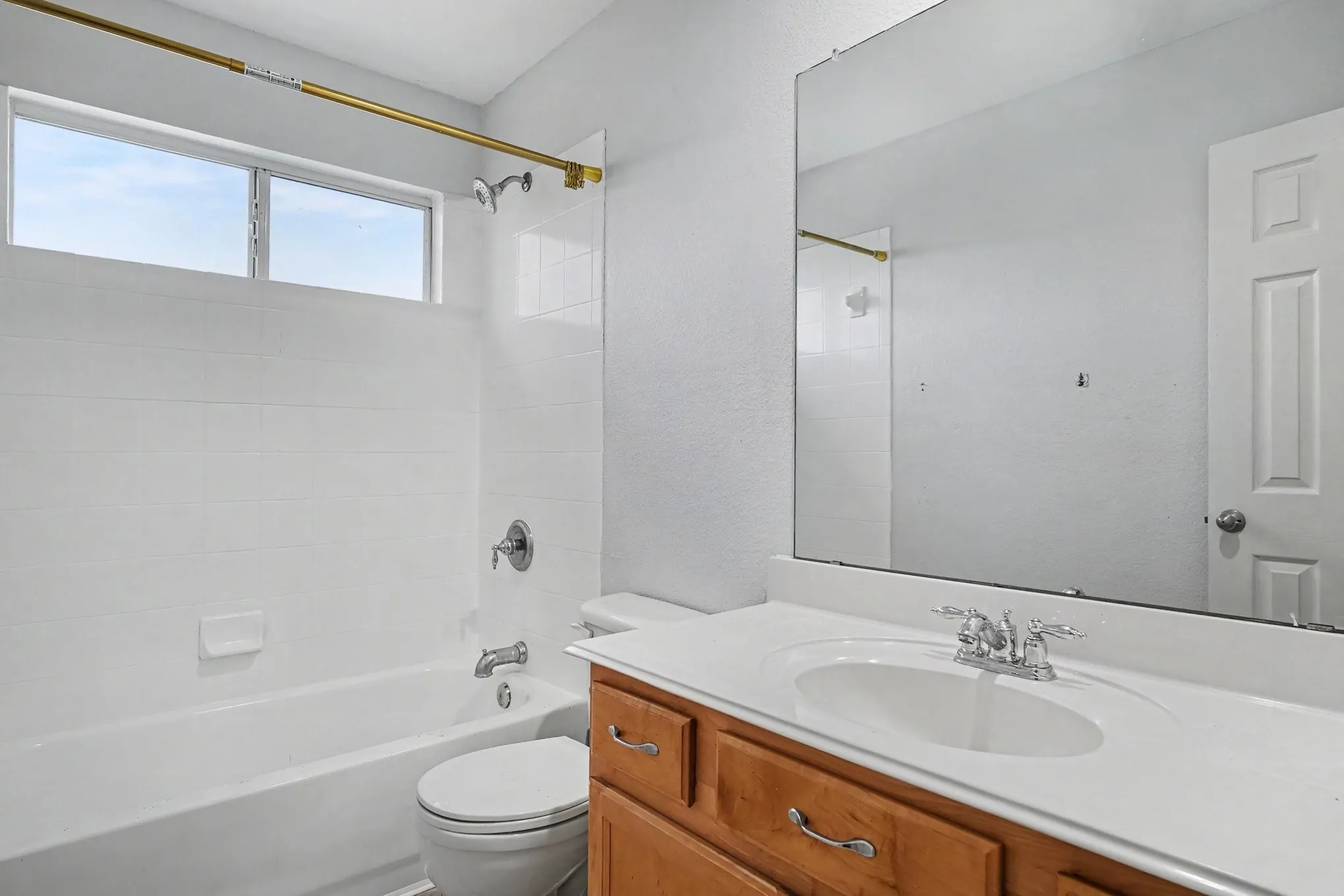 Single Family Residence For Sale in Tarrant County , 10800 Emerald Park Lane, Fort Worth, Texas 76052, 3 Bedroom, 3 Bathroom, 2 Garage spaces, 1,964 Sqft, built in 2006, mls#21343154, Real Estate Agent in Fort Worth, Homes For Sale in Tarrant county, Homes For Sale in Fort Worth, Realtor in Fort Worth Texas, Real Estate Brokerage Independent Realty Texas, Luminita Cordes Realtor