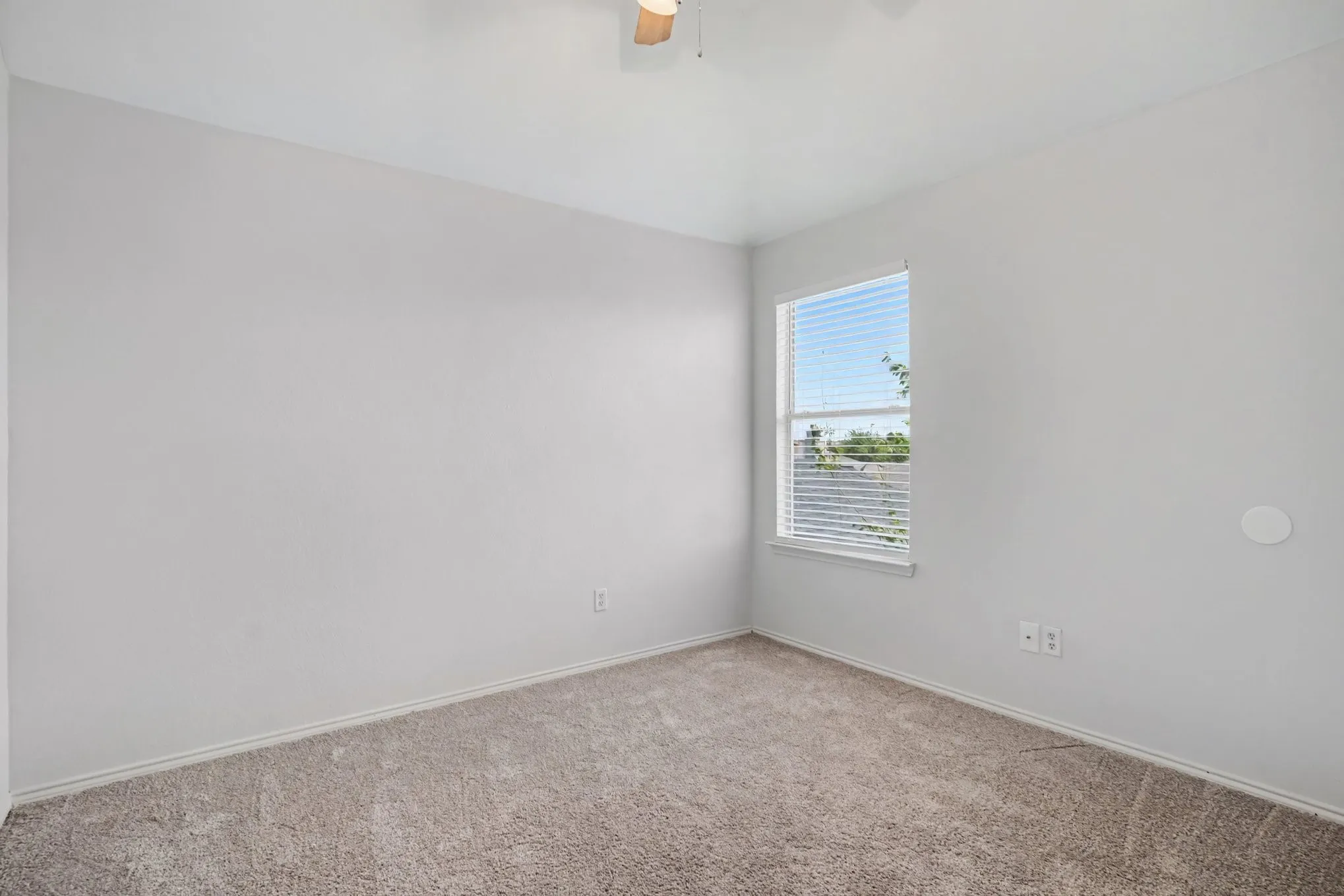 Single Family Residence For Sale in Tarrant County , 10800 Emerald Park Lane, Fort Worth, Texas 76052, 3 Bedroom, 3 Bathroom, 2 Garage spaces, 1,964 Sqft, built in 2006, mls#21343154, Real Estate Agent in Fort Worth, Homes For Sale in Tarrant county, Homes For Sale in Fort Worth, Realtor in Fort Worth Texas, Real Estate Brokerage Independent Realty Texas, Luminita Cordes Realtor