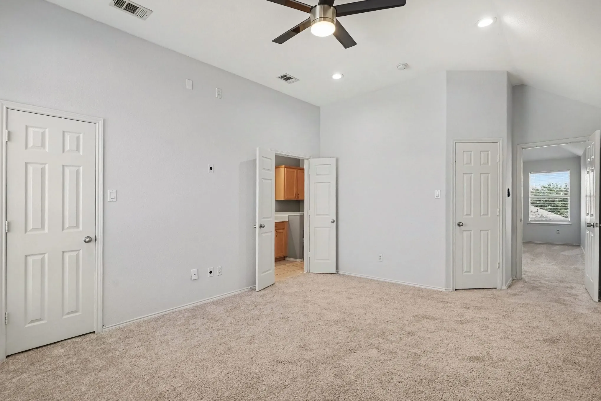Single Family Residence For Sale in Tarrant County , 10800 Emerald Park Lane, Fort Worth, Texas 76052, 3 Bedroom, 3 Bathroom, 2 Garage spaces, 1,964 Sqft, built in 2006, mls#21343154, Real Estate Agent in Fort Worth, Homes For Sale in Tarrant county, Homes For Sale in Fort Worth, Realtor in Fort Worth Texas, Real Estate Brokerage Independent Realty Texas, Luminita Cordes Realtor