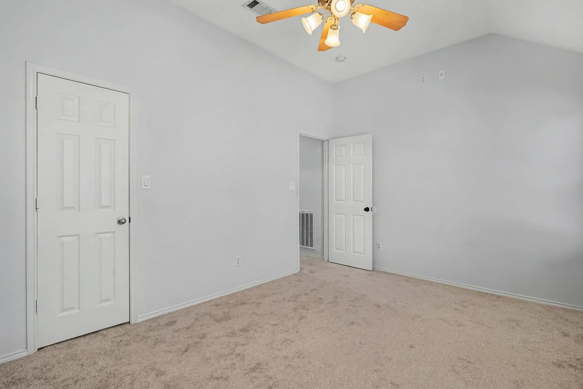 Single Family Residence For Sale in Tarrant County , 10800 Emerald Park Lane, Fort Worth, Texas 76052, 3 Bedroom, 3 Bathroom, 2 Garage spaces, 1,964 Sqft, built in 2006, mls#21343154, Real Estate Agent in Fort Worth, Homes For Sale in Tarrant county, Homes For Sale in Fort Worth, Realtor in Fort Worth Texas, Real Estate Brokerage Independent Realty Texas, Luminita Cordes Realtor