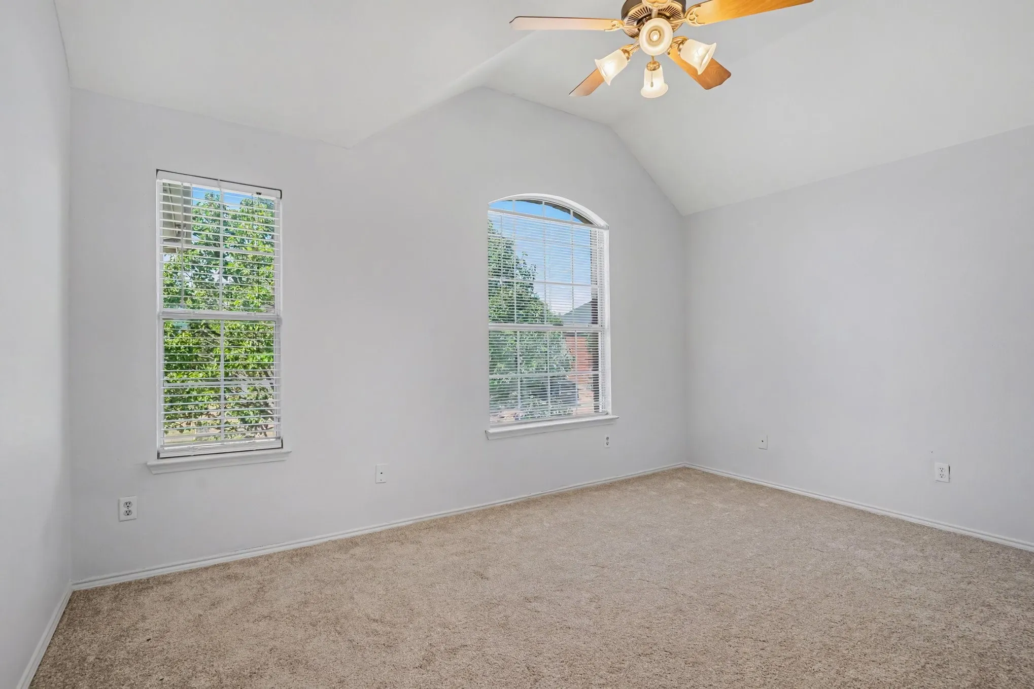 Single Family Residence For Sale in Tarrant County , 10800 Emerald Park Lane, Fort Worth, Texas 76052, 3 Bedroom, 3 Bathroom, 2 Garage spaces, 1,964 Sqft, built in 2006, mls#21343154, Real Estate Agent in Fort Worth, Homes For Sale in Tarrant county, Homes For Sale in Fort Worth, Realtor in Fort Worth Texas, Real Estate Brokerage Independent Realty Texas, Luminita Cordes Realtor