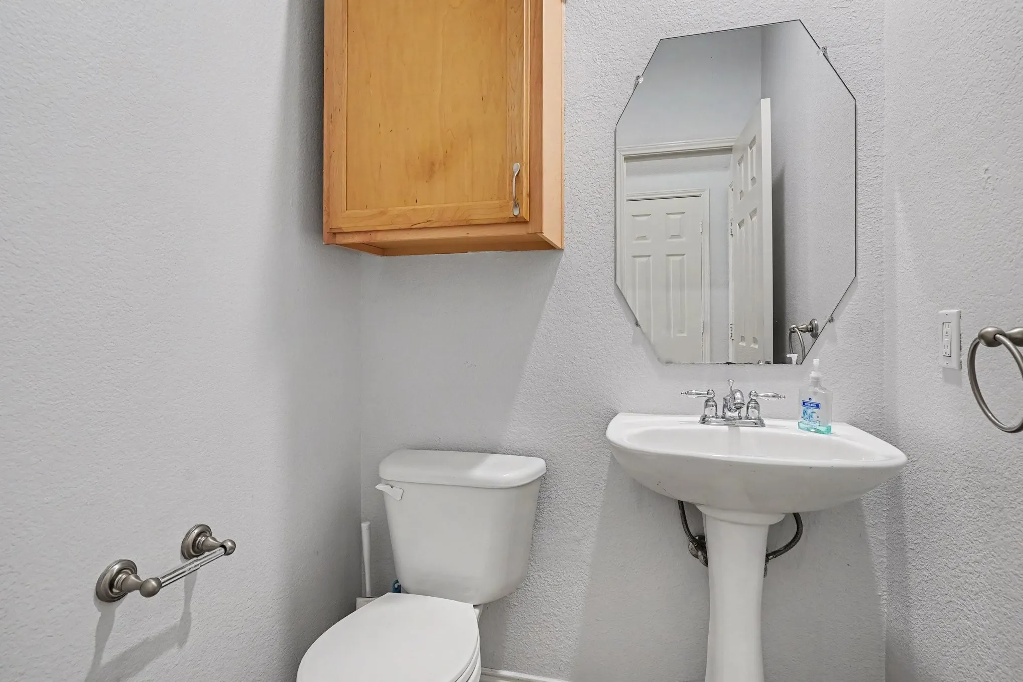 Single Family Residence For Sale in Tarrant County , 10800 Emerald Park Lane, Fort Worth, Texas 76052, 3 Bedroom, 3 Bathroom, 2 Garage spaces, 1,964 Sqft, built in 2006, mls#21343154, Real Estate Agent in Fort Worth, Homes For Sale in Tarrant county, Homes For Sale in Fort Worth, Realtor in Fort Worth Texas, Real Estate Brokerage Independent Realty Texas, Luminita Cordes Realtor