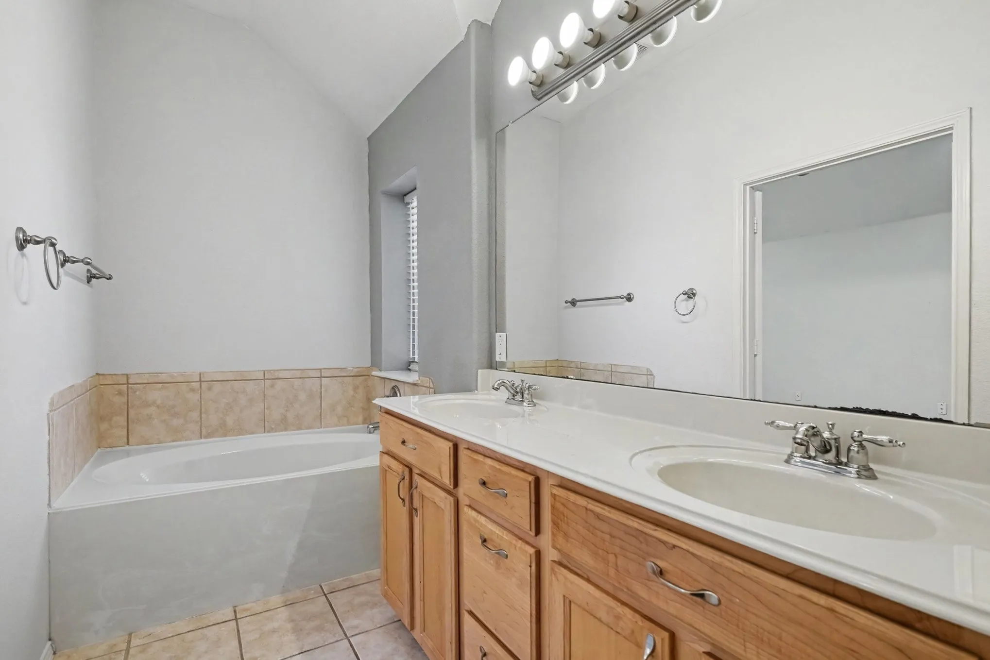 Single Family Residence For Sale in Tarrant County , 10800 Emerald Park Lane, Fort Worth, Texas 76052, 3 Bedroom, 3 Bathroom, 2 Garage spaces, 1,964 Sqft, built in 2006, mls#21343154, Real Estate Agent in Fort Worth, Homes For Sale in Tarrant county, Homes For Sale in Fort Worth, Realtor in Fort Worth Texas, Real Estate Brokerage Independent Realty Texas, Luminita Cordes Realtor