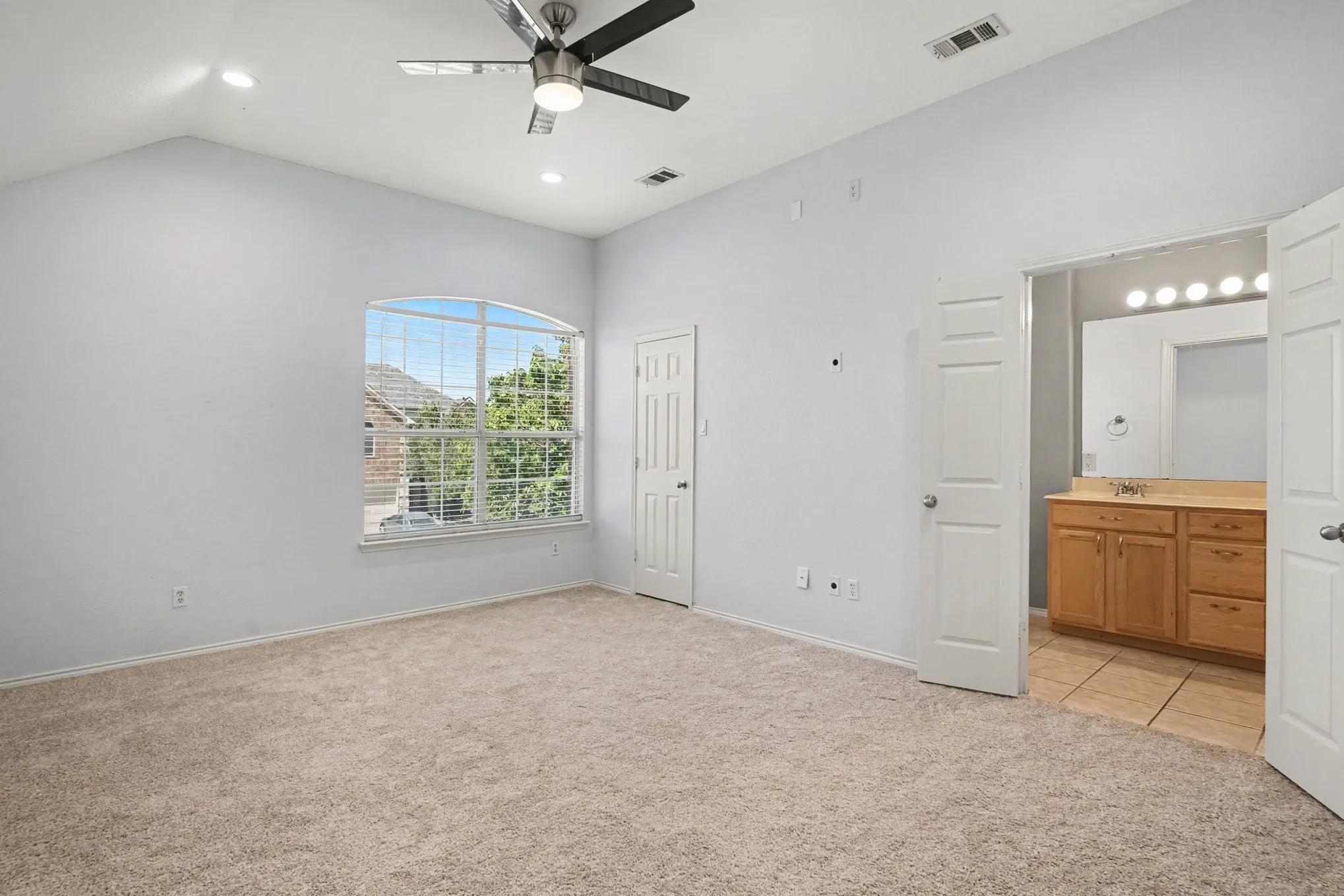 Single Family Residence For Sale in Tarrant County , 10800 Emerald Park Lane, Fort Worth, Texas 76052, 3 Bedroom, 3 Bathroom, 2 Garage spaces, 1,964 Sqft, built in 2006, mls#21343154, Real Estate Agent in Fort Worth, Homes For Sale in Tarrant county, Homes For Sale in Fort Worth, Realtor in Fort Worth Texas, Real Estate Brokerage Independent Realty Texas, Luminita Cordes Realtor