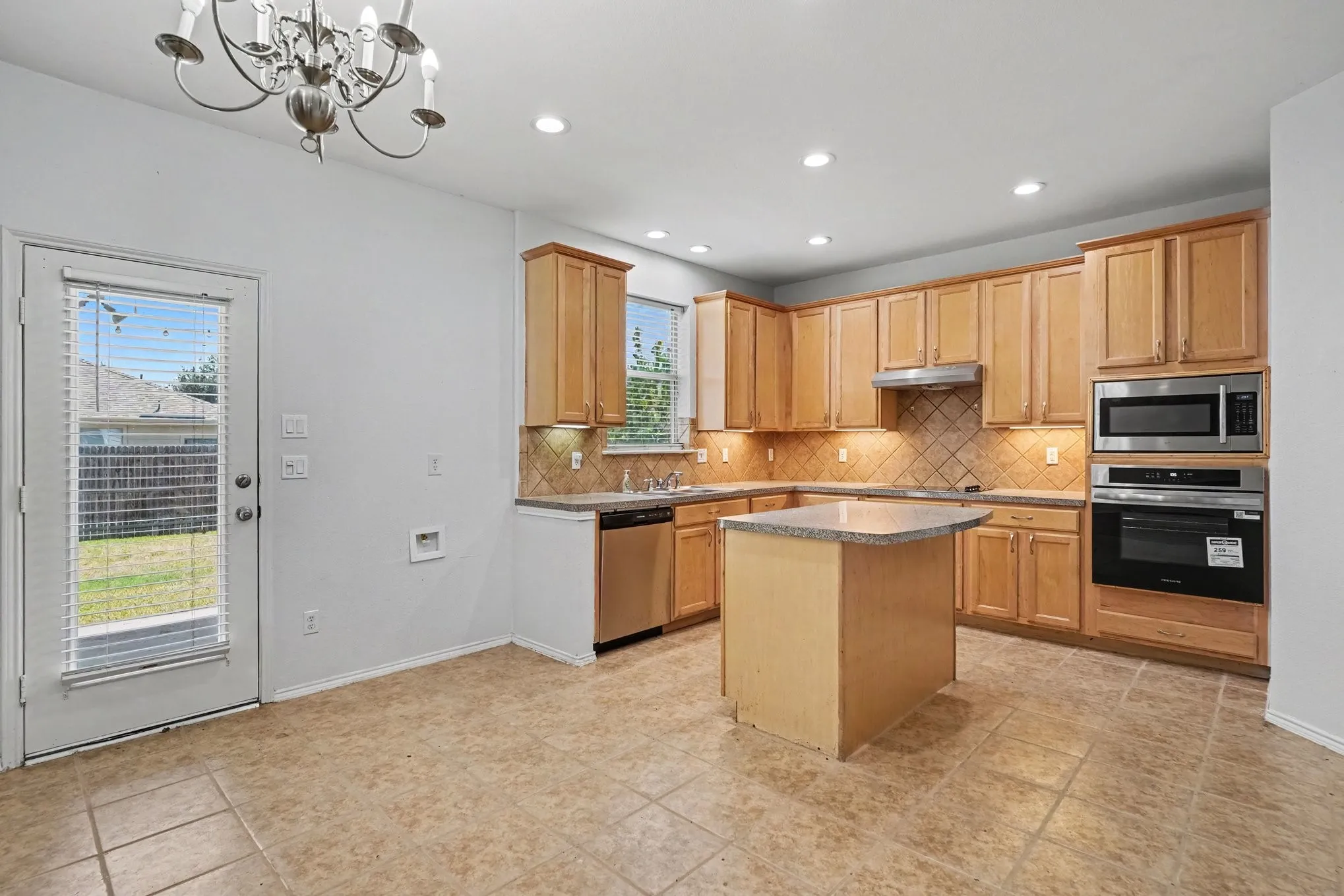 Single Family Residence For Sale in Tarrant County , 10800 Emerald Park Lane, Fort Worth, Texas 76052, 3 Bedroom, 3 Bathroom, 2 Garage spaces, 1,964 Sqft, built in 2006, mls#21343154, Real Estate Agent in Fort Worth, Homes For Sale in Tarrant county, Homes For Sale in Fort Worth, Realtor in Fort Worth Texas, Real Estate Brokerage Independent Realty Texas, Luminita Cordes Realtor