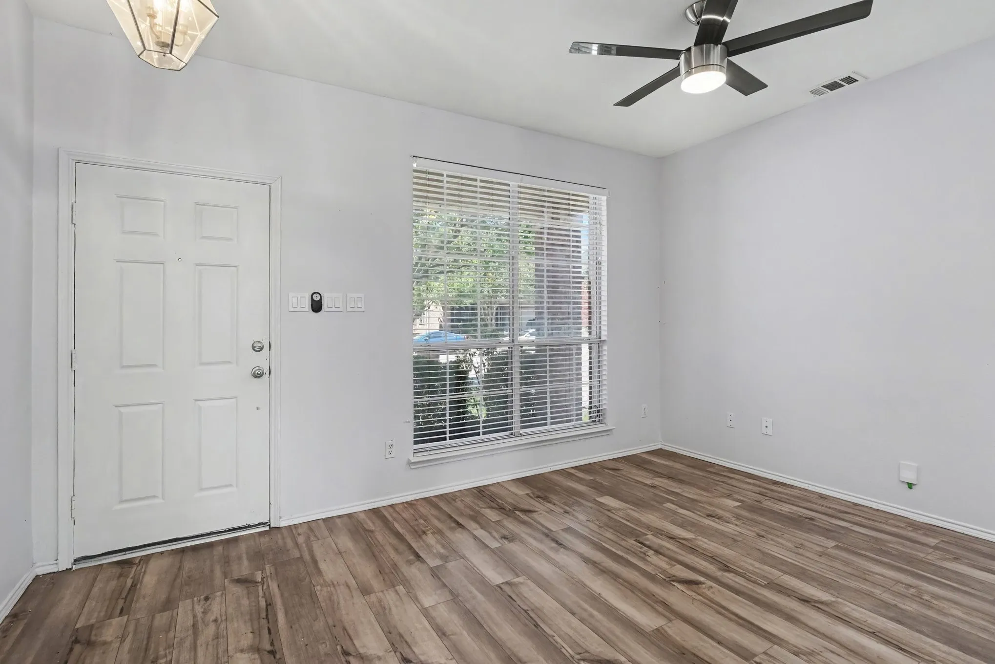 Single Family Residence For Sale in Tarrant County , 10800 Emerald Park Lane, Fort Worth, Texas 76052, 3 Bedroom, 3 Bathroom, 2 Garage spaces, 1,964 Sqft, built in 2006, mls#21343154, Real Estate Agent in Fort Worth, Homes For Sale in Tarrant county, Homes For Sale in Fort Worth, Realtor in Fort Worth Texas, Real Estate Brokerage Independent Realty Texas, Luminita Cordes Realtor