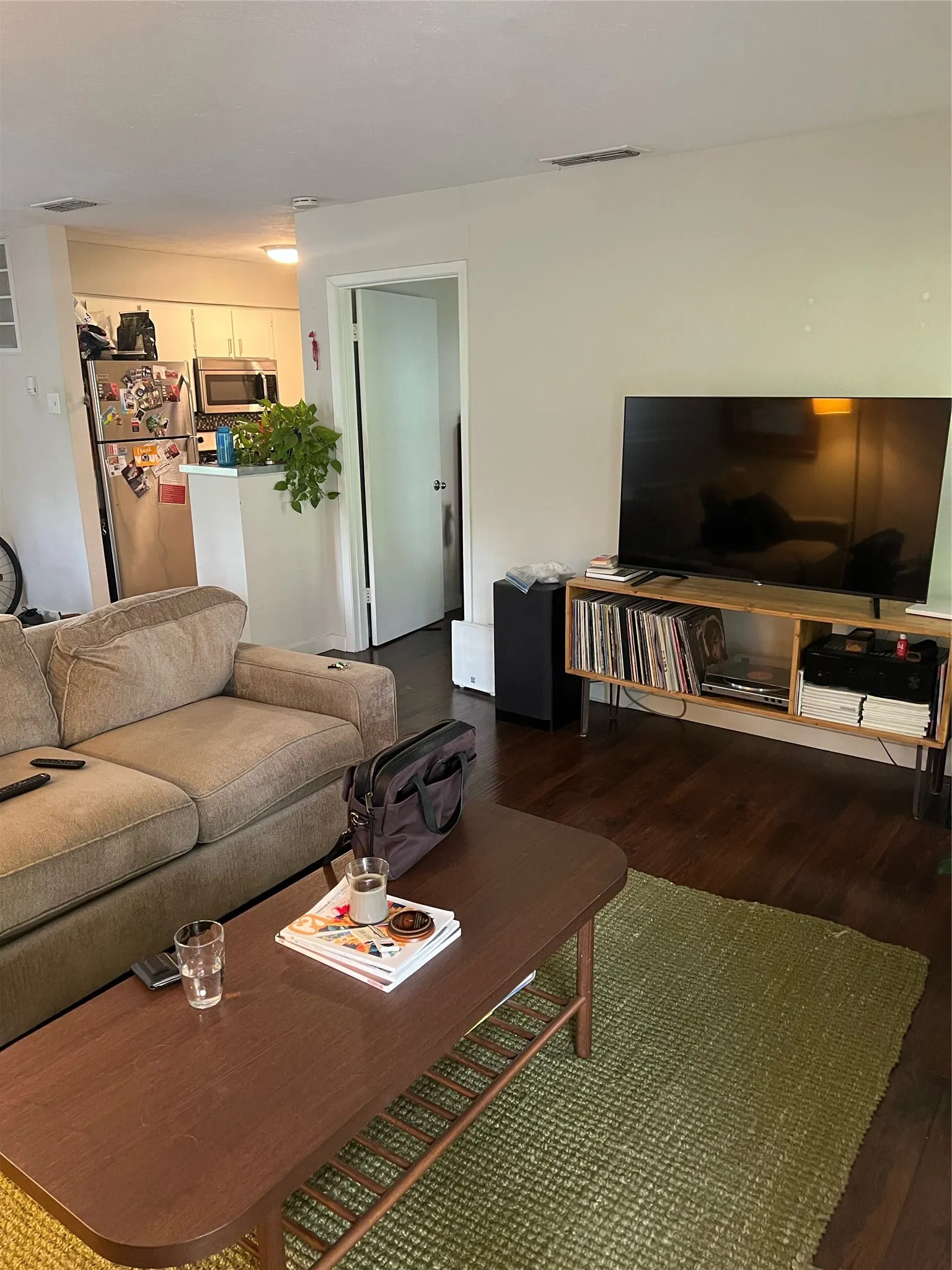 Apartment For Rent in Dallas County , 4231 Gilbert Avenue 201, Dallas, Texas 75219, 1 Bedroom, 1 Bathroom, Garage spaces, 900 Sqft, built in 1973, Price $1,400, mls#21345505, Real Estate Agent in Dallas, Homes For Rent in Dallas county, Homes For Rent in Dallas, Realtor in Dallas Texas, Real Estate Brokerage Independent Realty Texas, Luminita Cordes Realtor