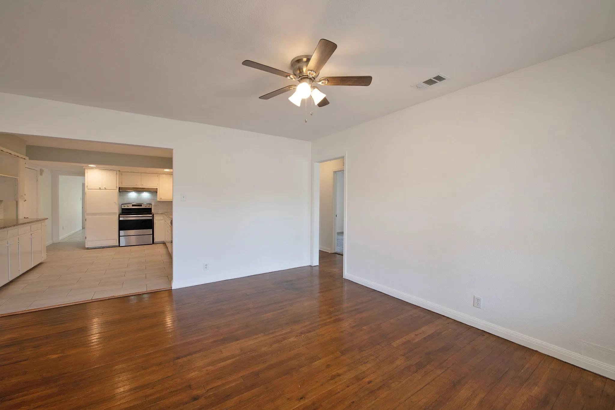 Single Family Residence For Sale in Tarrant County , 4201 Southwest Boulevard, Fort Worth, Texas 76116, 4 Bedroom, 2 Bathroom, Garage spaces, 2,018 Sqft, built in 1974, mls#21339455, Real Estate Agent in Fort Worth, Homes For Sale in Tarrant county, Homes For Sale in Fort Worth, Realtor in Fort Worth Texas, Real Estate Brokerage Independent Realty Texas, Luminita Cordes Realtor