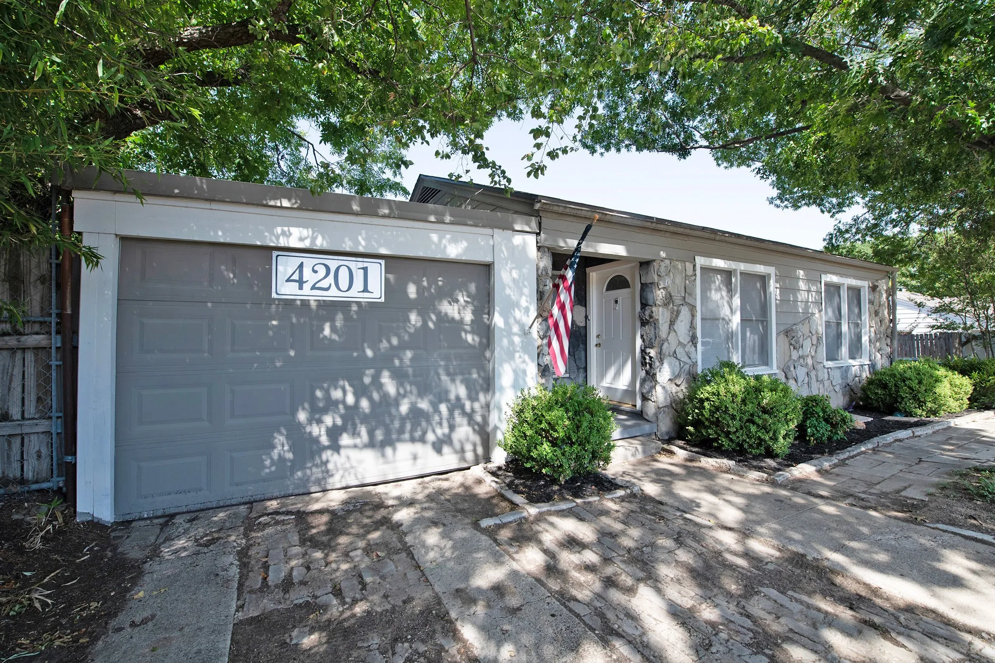 Single Family Residence For Sale in Tarrant County , 4201 Southwest Boulevard, Fort Worth, Texas 76116, 4 Bedroom, 2 Bathroom, Garage spaces, 2,018 Sqft, built in 1974, mls#21339455, Real Estate Agent in Fort Worth, Homes For Sale in Tarrant county, Homes For Sale in Fort Worth, Realtor in Fort Worth Texas, Real Estate Brokerage Independent Realty Texas, Luminita Cordes Realtor