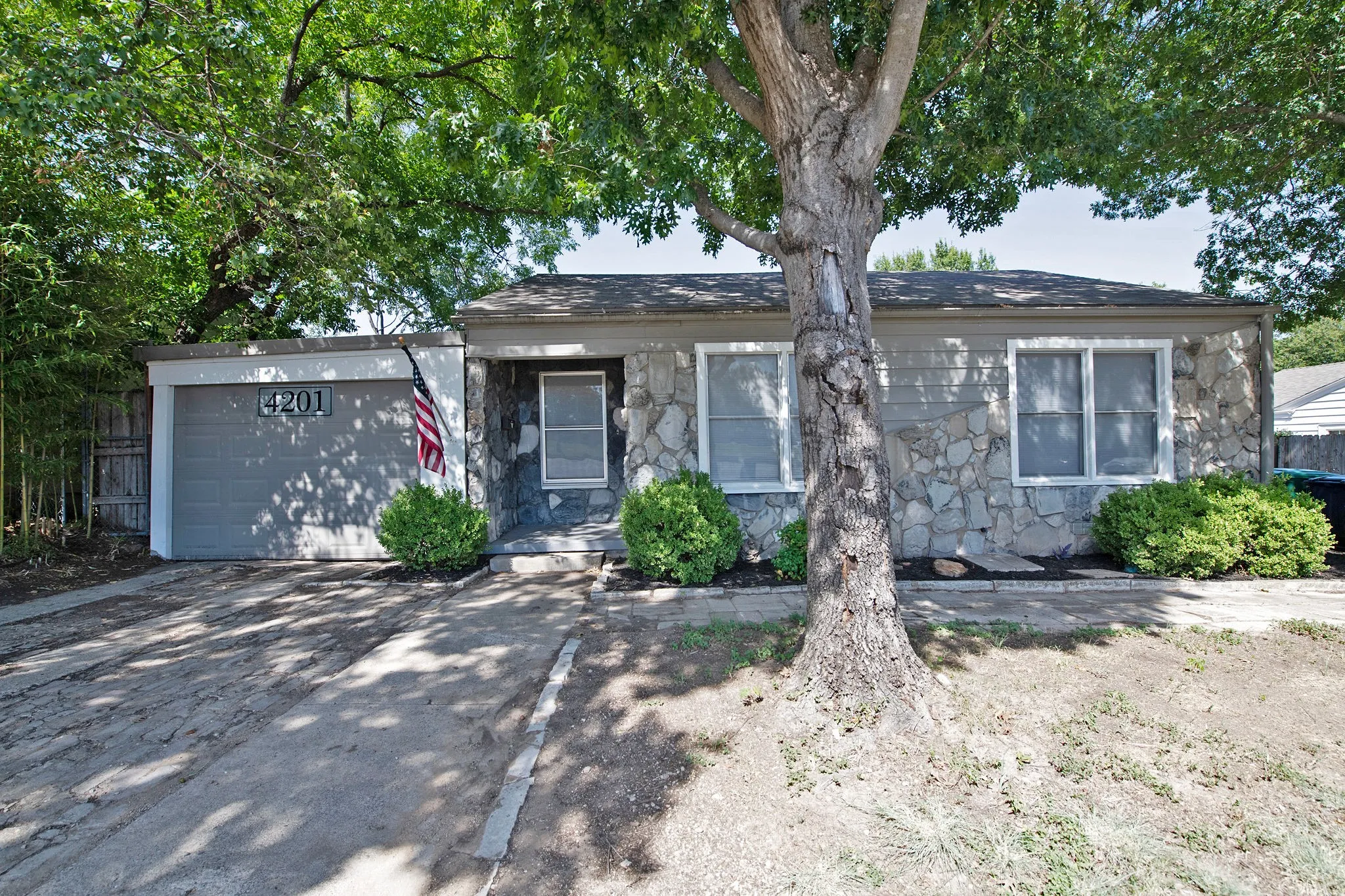Single Family Residence For Sale in Tarrant County , 4201 Southwest Boulevard, Fort Worth, Texas 76116, 4 Bedroom, 2 Bathroom, Garage spaces, 2,018 Sqft, built in 1974, mls#21339455, Real Estate Agent in Fort Worth, Homes For Sale in Tarrant county, Homes For Sale in Fort Worth, Realtor in Fort Worth Texas, Real Estate Brokerage Independent Realty Texas, Luminita Cordes Realtor