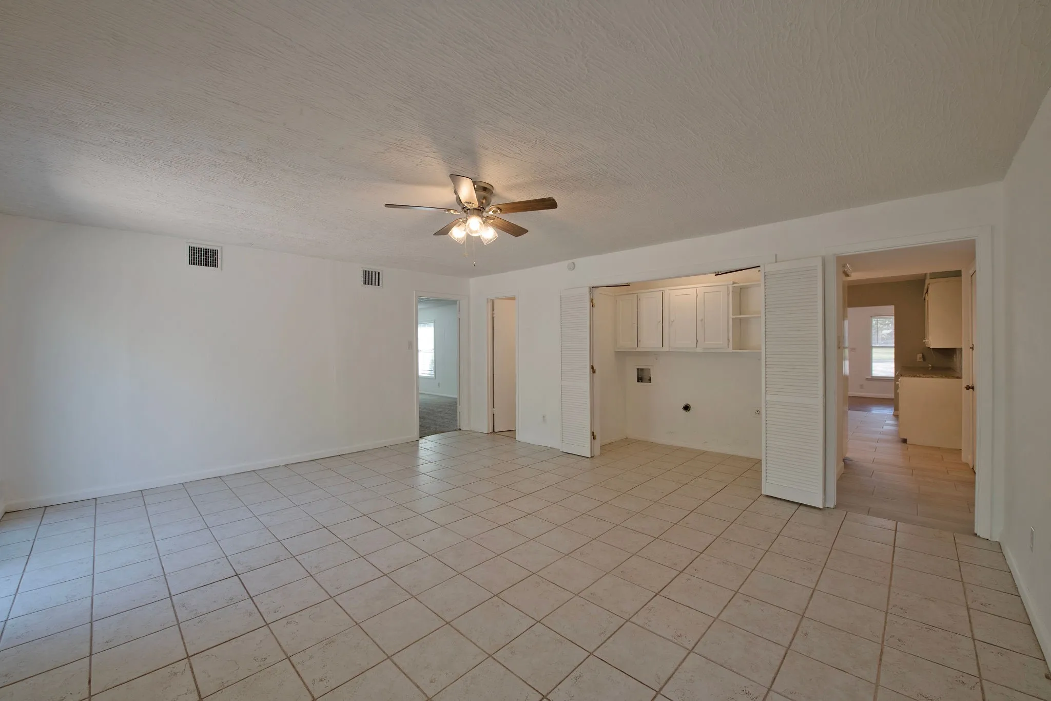 Single Family Residence For Sale in Tarrant County , 4201 Southwest Boulevard, Fort Worth, Texas 76116, 4 Bedroom, 2 Bathroom, Garage spaces, 2,018 Sqft, built in 1974, mls#21339455, Real Estate Agent in Fort Worth, Homes For Sale in Tarrant county, Homes For Sale in Fort Worth, Realtor in Fort Worth Texas, Real Estate Brokerage Independent Realty Texas, Luminita Cordes Realtor