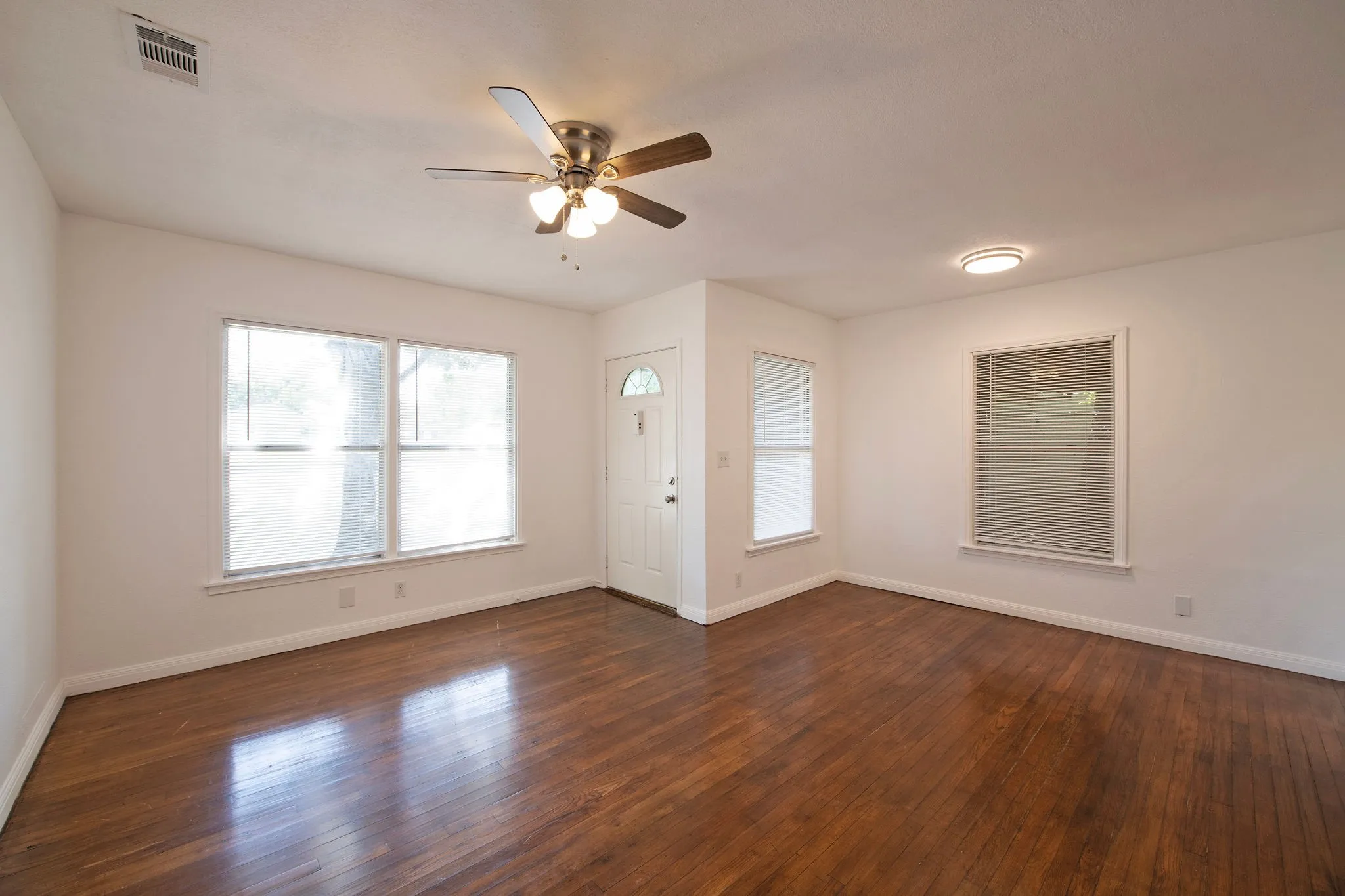Single Family Residence For Sale in Tarrant County , 4201 Southwest Boulevard, Fort Worth, Texas 76116, 4 Bedroom, 2 Bathroom, Garage spaces, 2,018 Sqft, built in 1974, mls#21339455, Real Estate Agent in Fort Worth, Homes For Sale in Tarrant county, Homes For Sale in Fort Worth, Realtor in Fort Worth Texas, Real Estate Brokerage Independent Realty Texas, Luminita Cordes Realtor