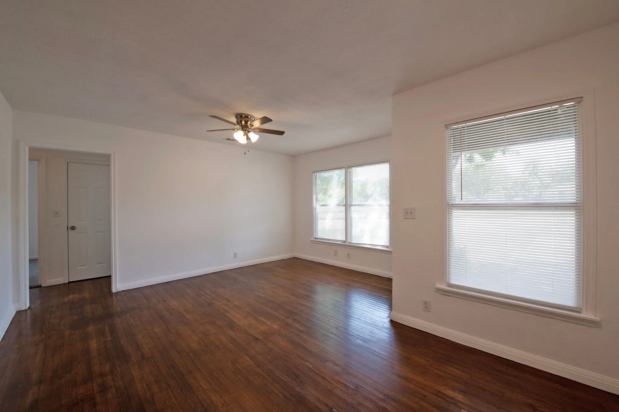 Single Family Residence For Sale in Tarrant County , 4201 Southwest Boulevard, Fort Worth, Texas 76116, 4 Bedroom, 2 Bathroom, Garage spaces, 2,018 Sqft, built in 1974, mls#21339455, Real Estate Agent in Fort Worth, Homes For Sale in Tarrant county, Homes For Sale in Fort Worth, Realtor in Fort Worth Texas, Real Estate Brokerage Independent Realty Texas, Luminita Cordes Realtor